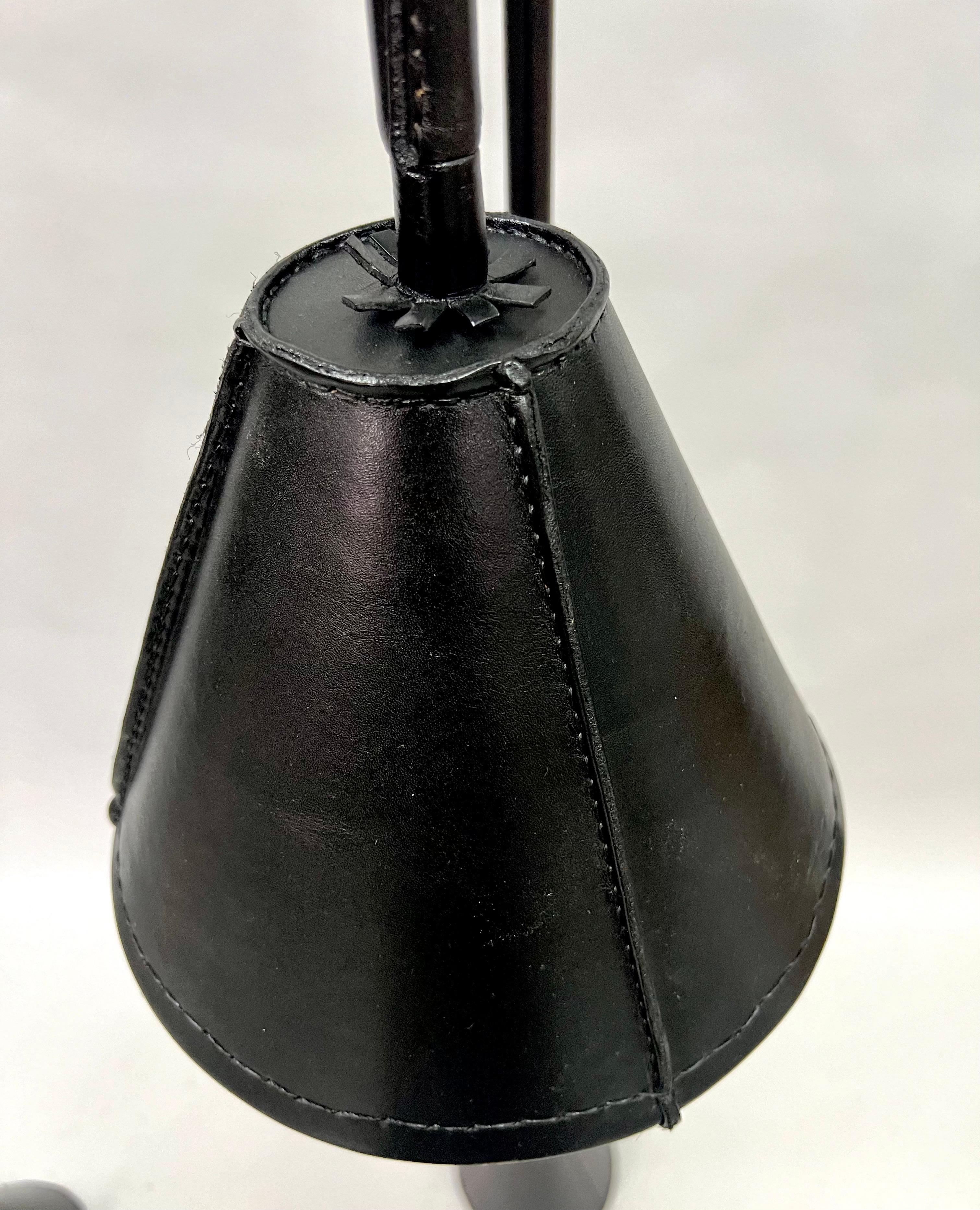Acier Paire de lampadaires en cuir noir cousu main par Jacques Adnet en vente