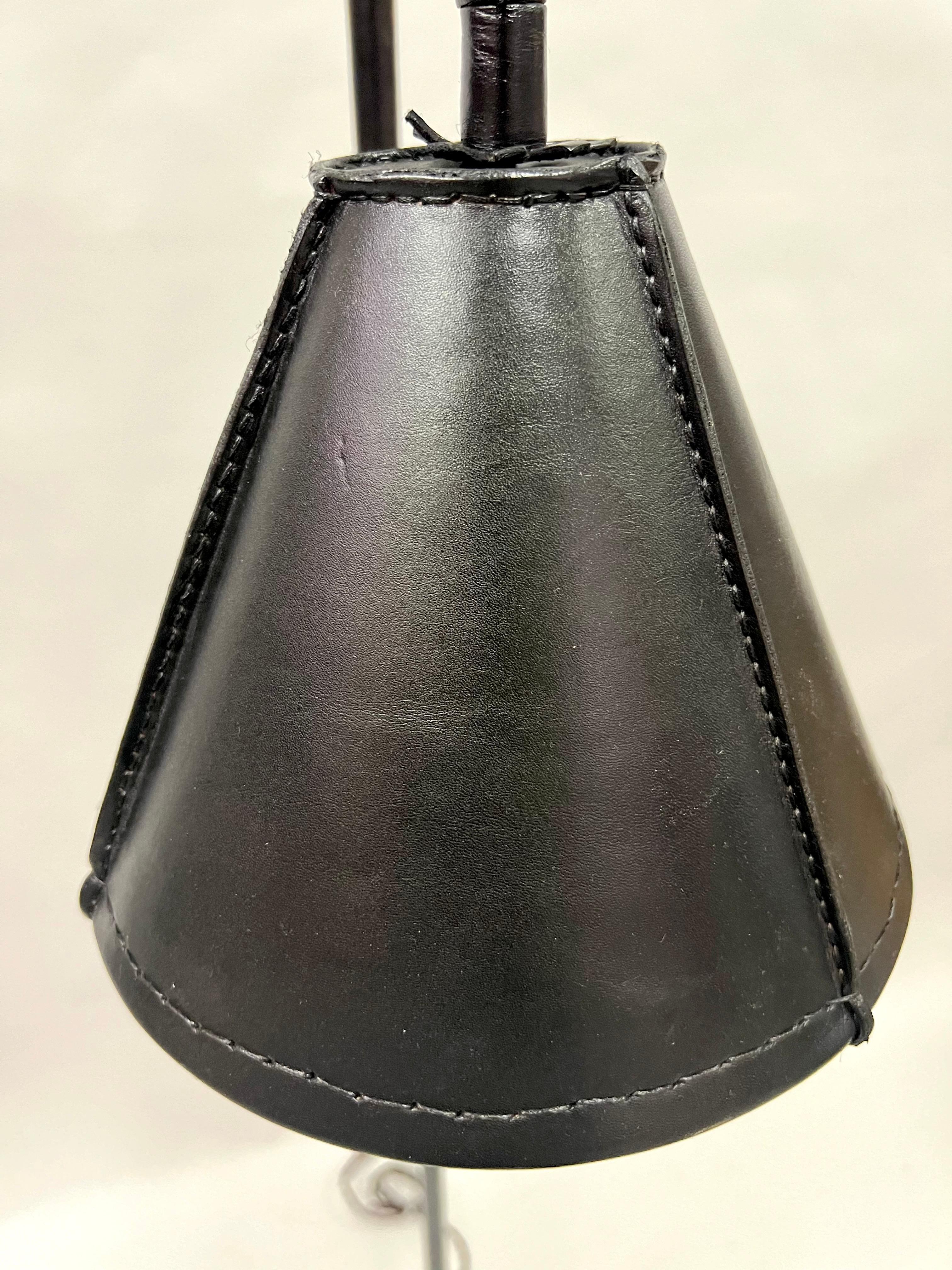 Paire de lampadaires en cuir noir cousu main par Jacques Adnet en vente 1