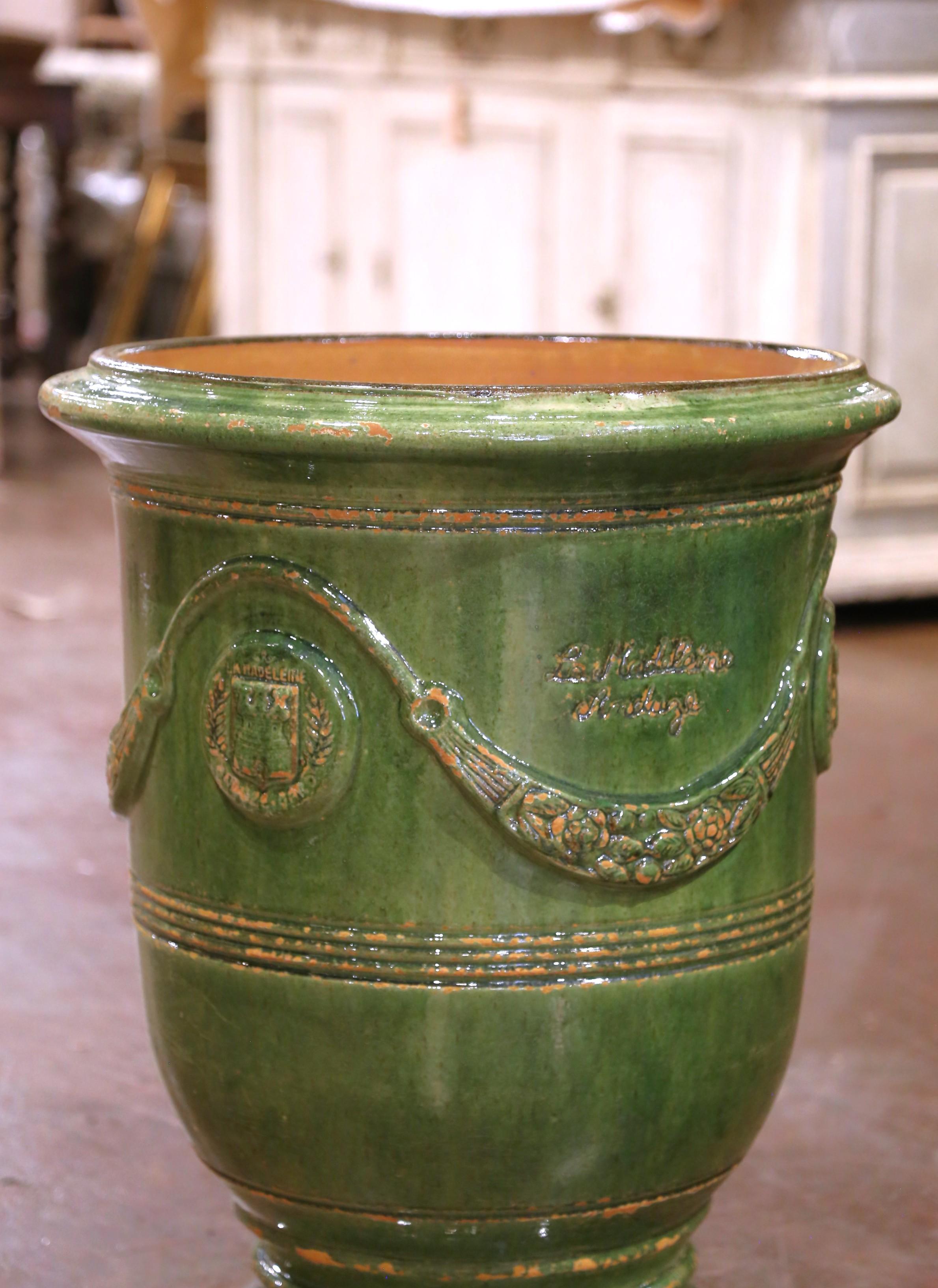 Aggiungi un'eleganza provenzale senza tempo al tuo giardino o ai tuoi interni con questa coppia di fioriere Anduze fatte a mano da La Madeleine. Realizzato nel sud della Francia con tecniche tradizionali, ogni recipiente è realizzato in terracotta e