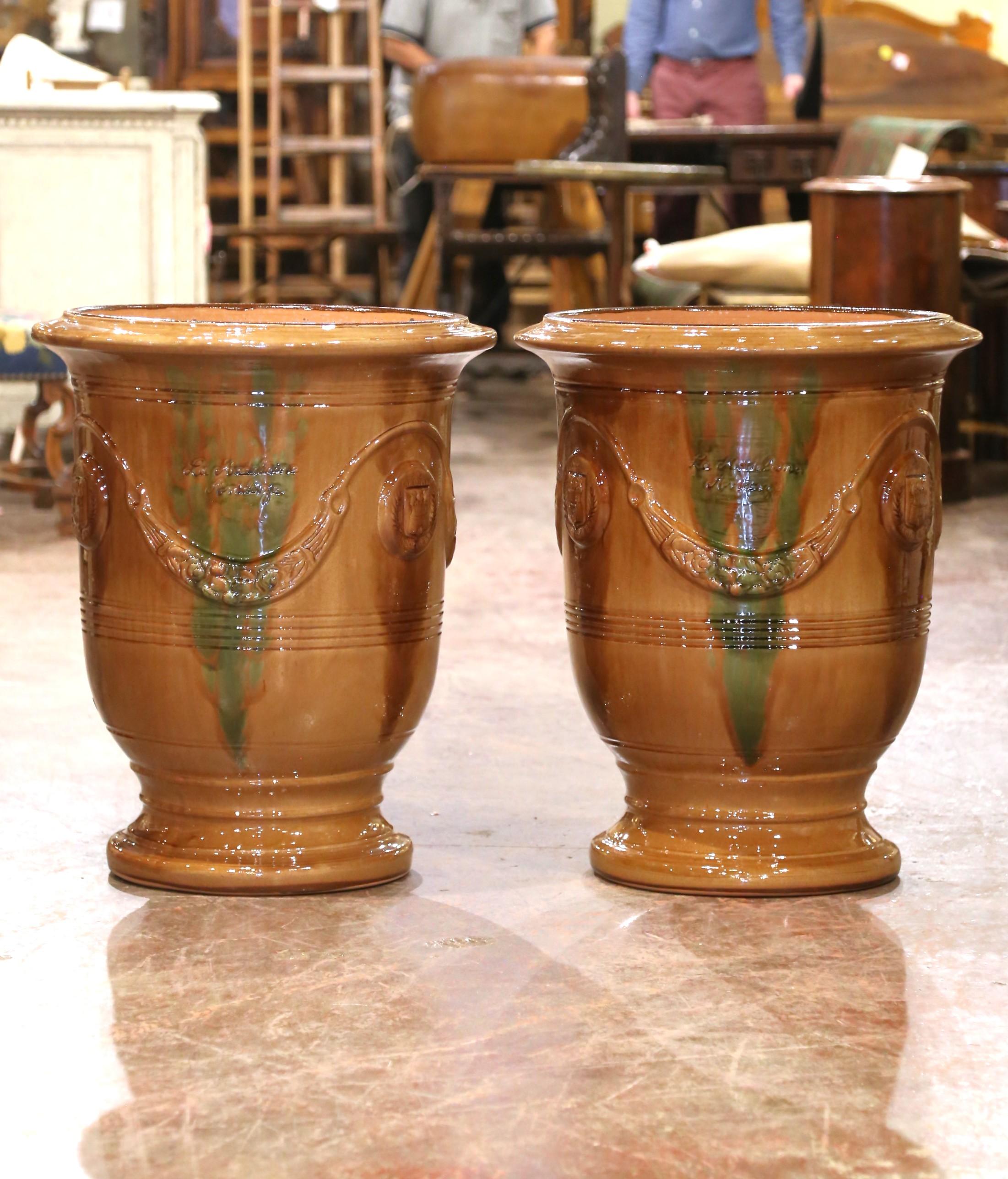 Paar französische handgefertigte glasierte Terrakotta-Pflanzgefäße Anduze von La Madeleine (Neoklassisch) im Angebot