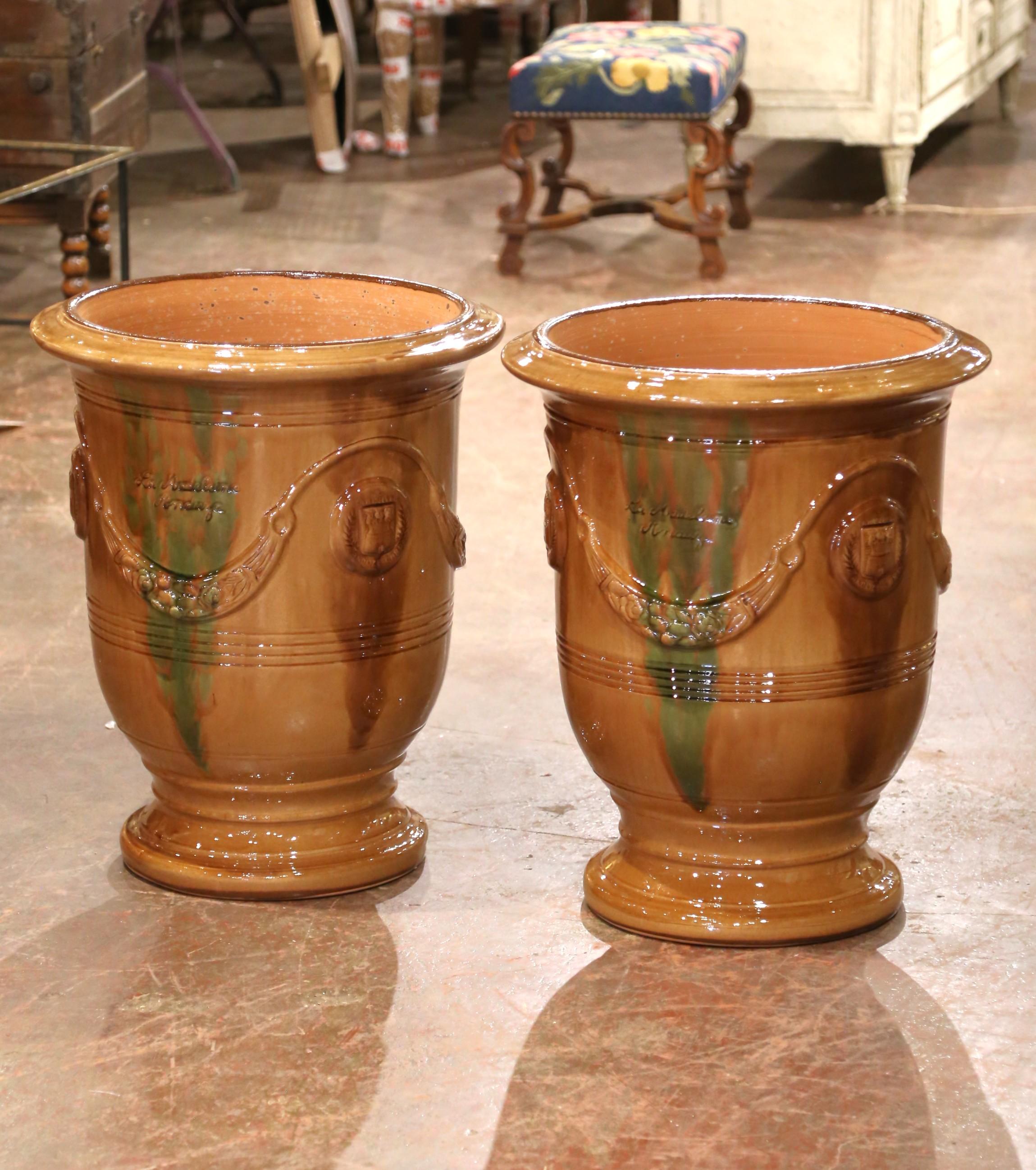 Paar französische handgefertigte glasierte Terrakotta-Pflanzgefäße Anduze von La Madeleine (Glasiert) im Angebot