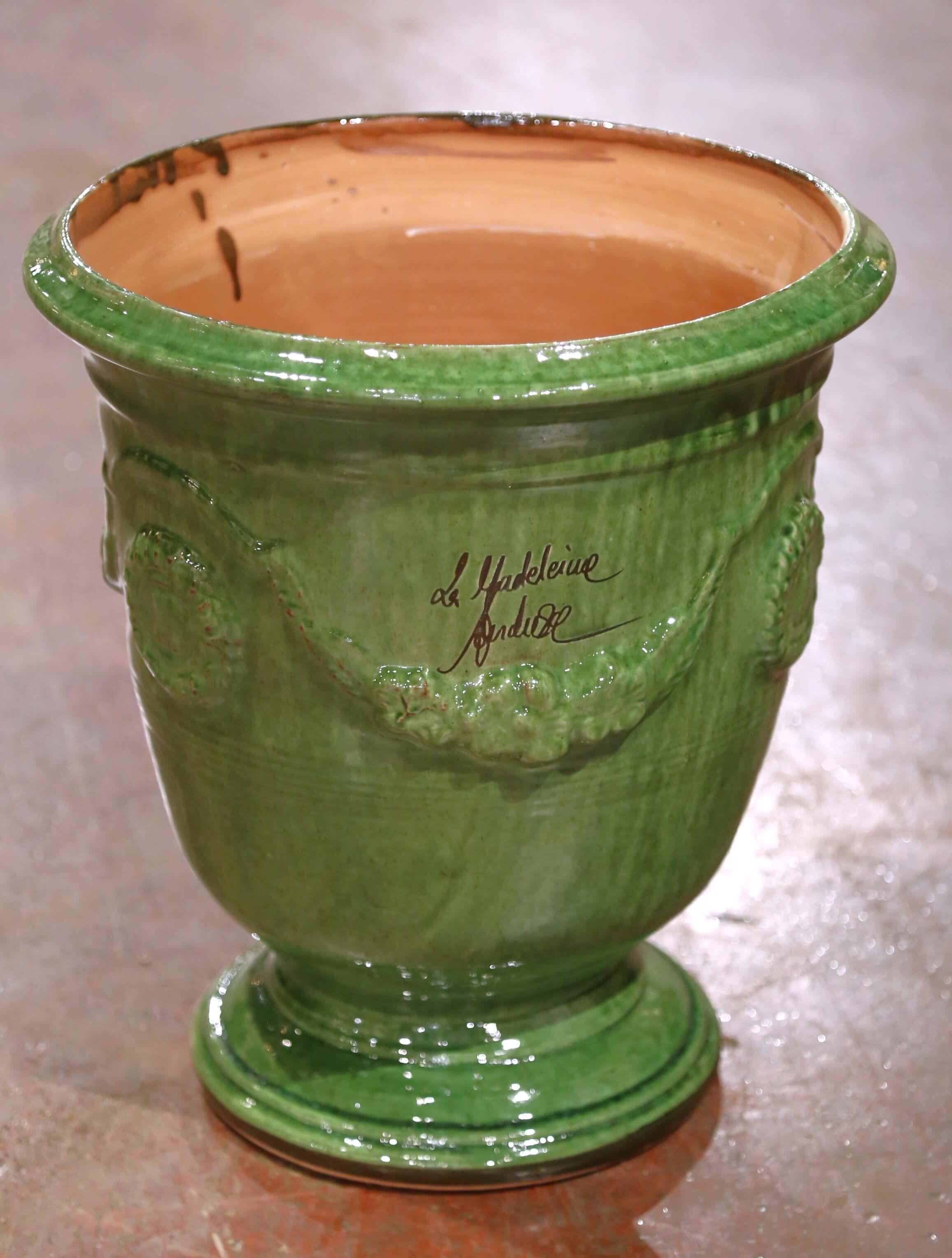 Néoclassique Paire de jardinières Anduze en terre cuite émaillée verte faites à la main par La Madeleine en vente