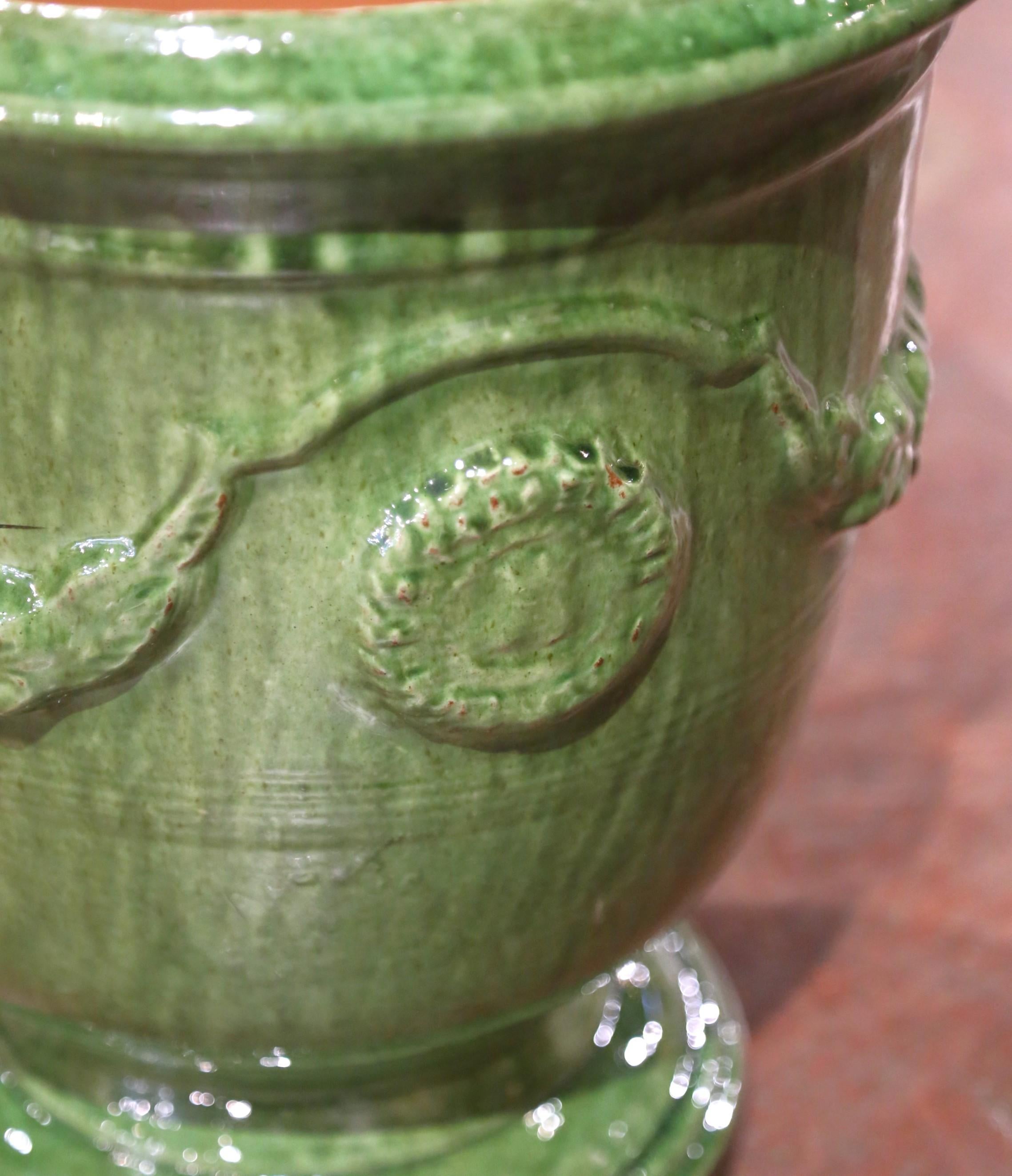 Pareja de maceteros Anduze de terracota esmaltada verde hechos a mano en Francia por La Madeleine Francés en venta