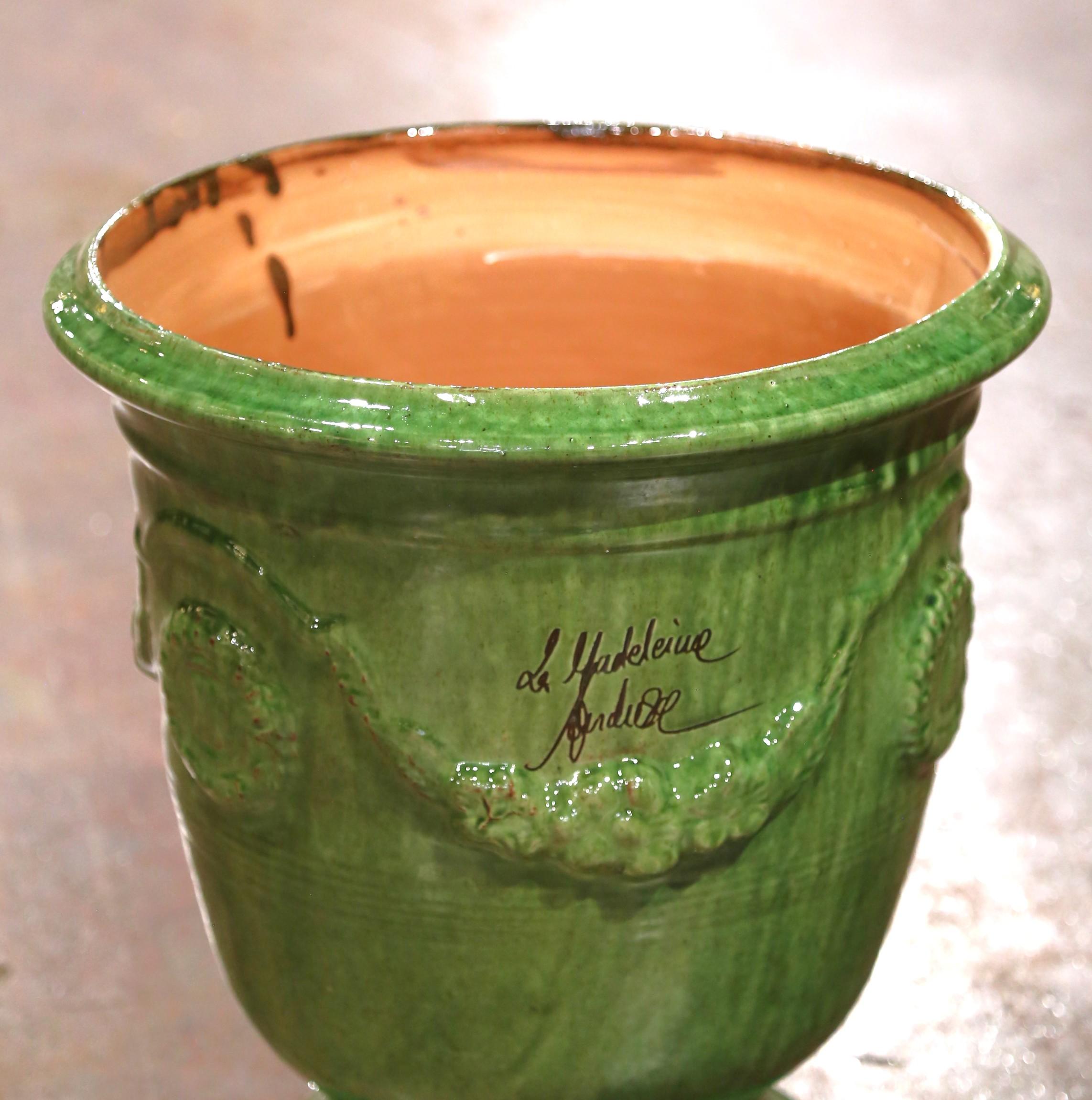 Pareja de maceteros Anduze de terracota esmaltada verde hechos a mano en Francia por La Madeleine Glaseado en venta