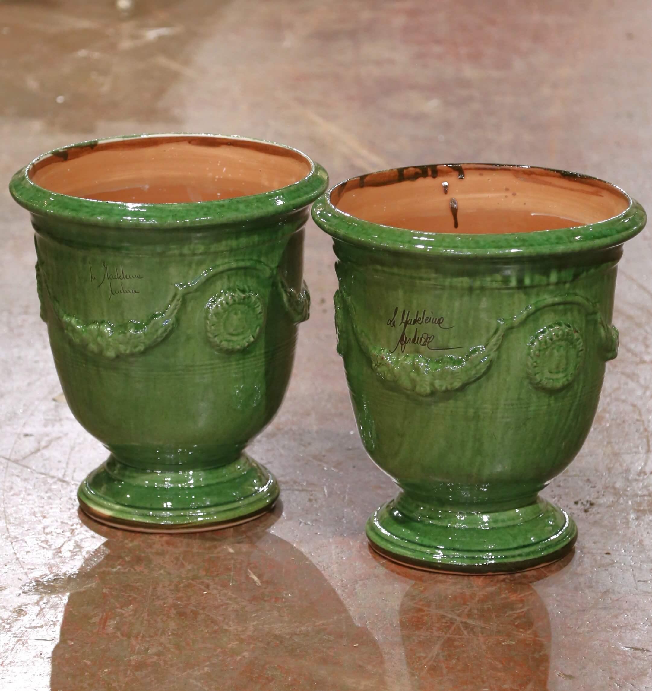 Vernissé Paire de jardinières Anduze en terre cuite émaillée verte faites à la main par La Madeleine en vente