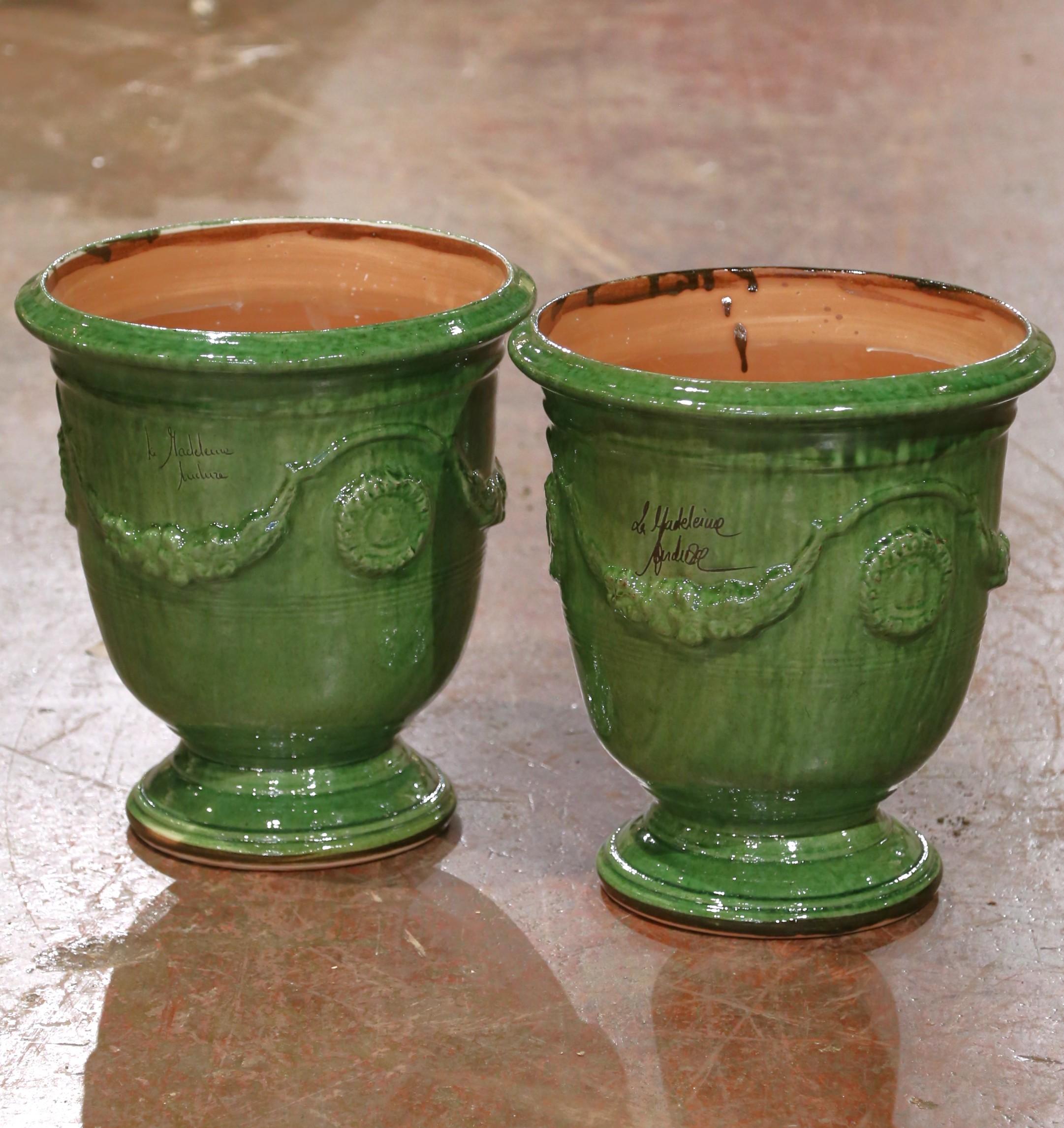 Pareja de maceteros Anduze de terracota esmaltada verde hechos a mano en Francia por La Madeleine en Excelente estado para la venta en Dallas, TX
