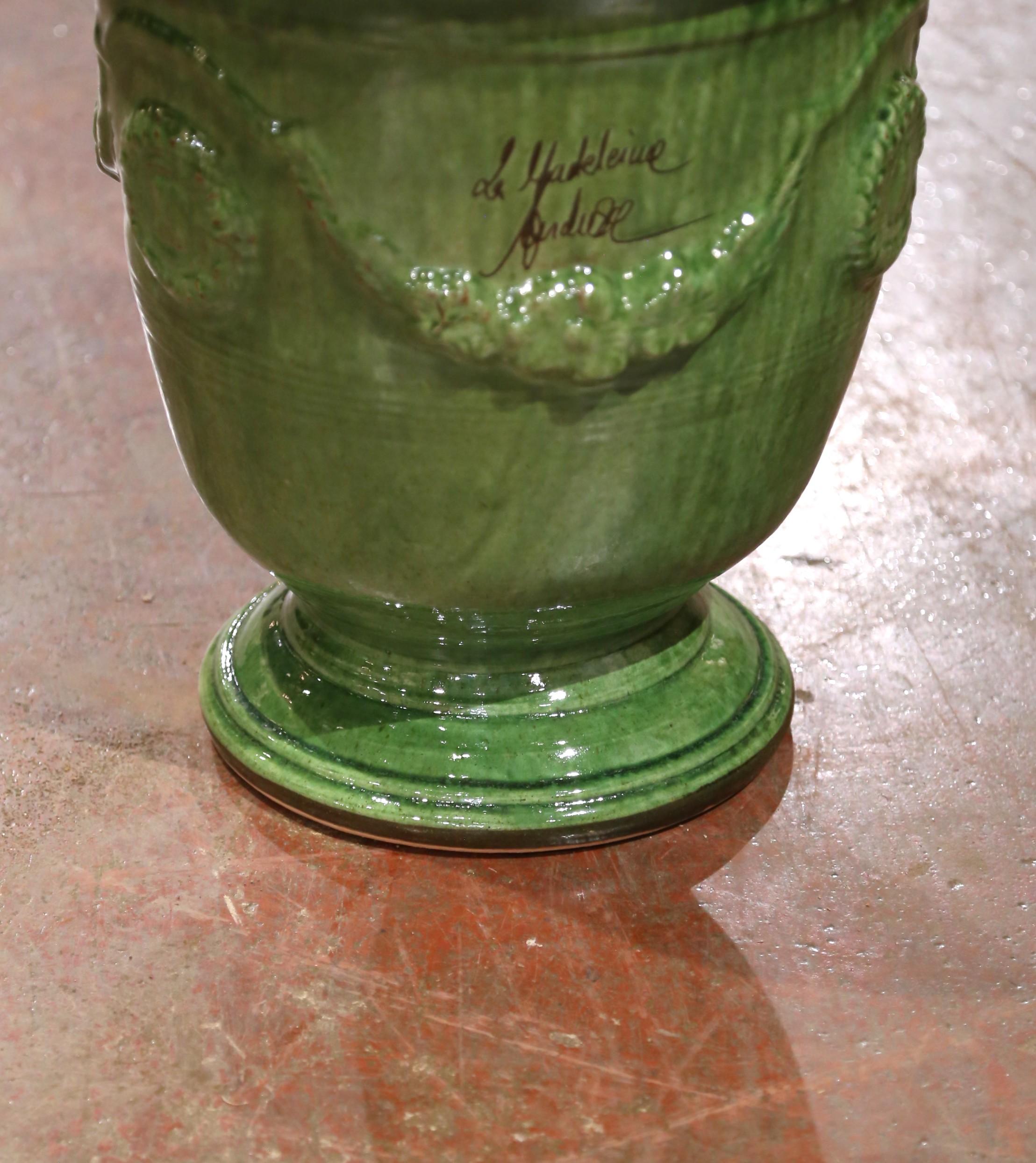 Pareja de maceteros Anduze de terracota esmaltada verde hechos a mano en Francia por La Madeleine Siglo XXI y contemporáneo en venta