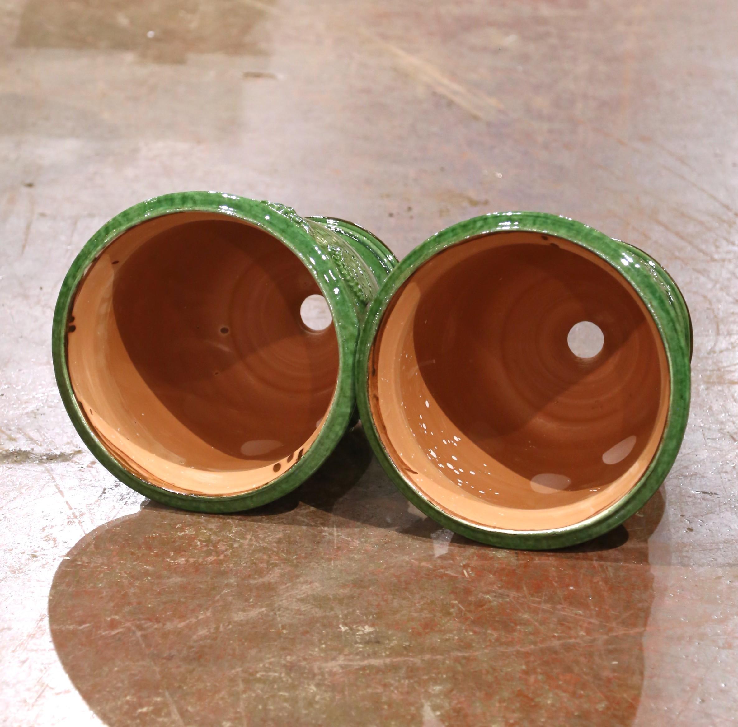 Pareja de maceteros Anduze de terracota esmaltada verde hechos a mano en Francia por La Madeleine Terracota en venta