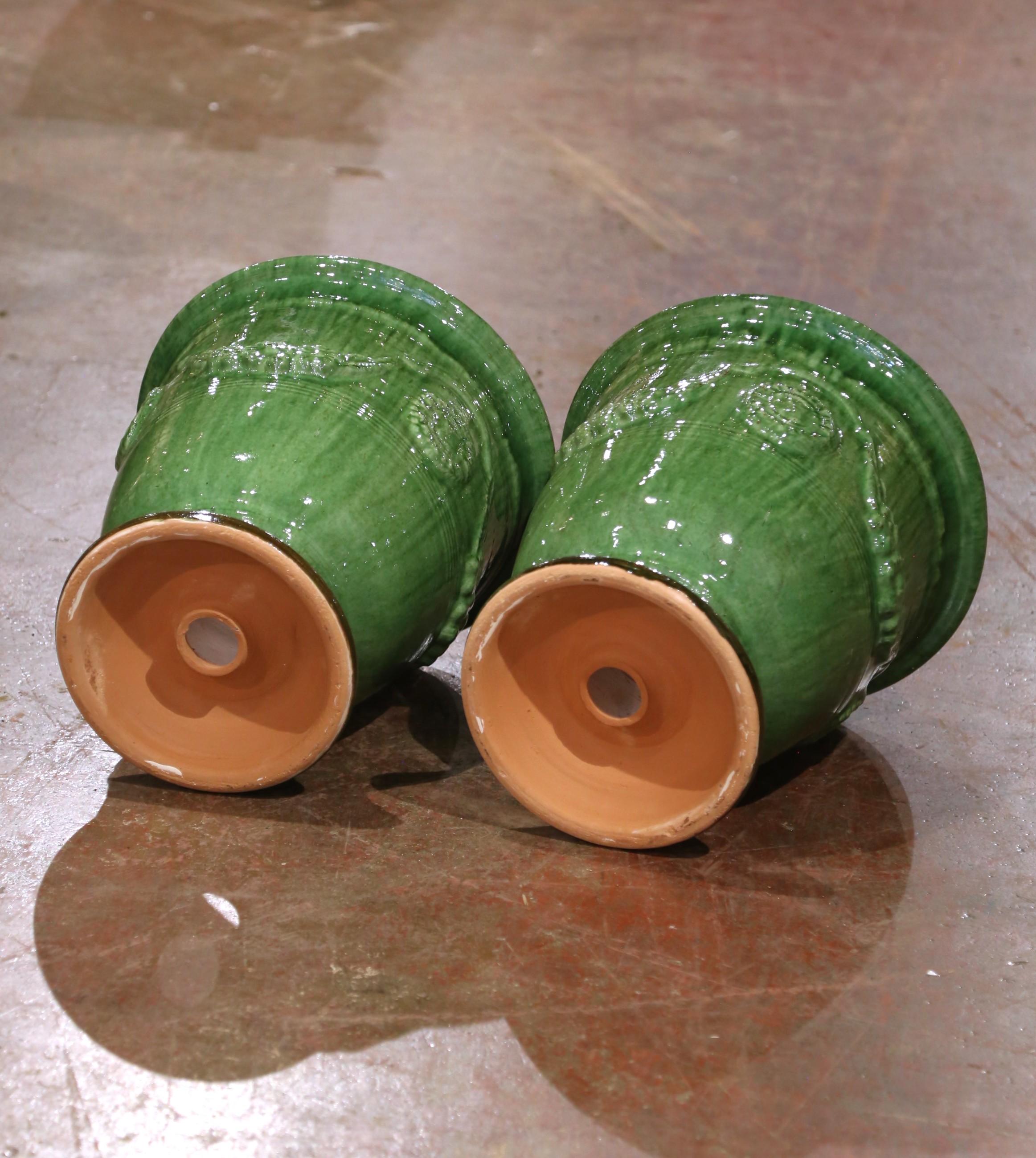 Pareja de maceteros Anduze de terracota esmaltada verde hechos a mano en Francia por La Madeleine en venta 1