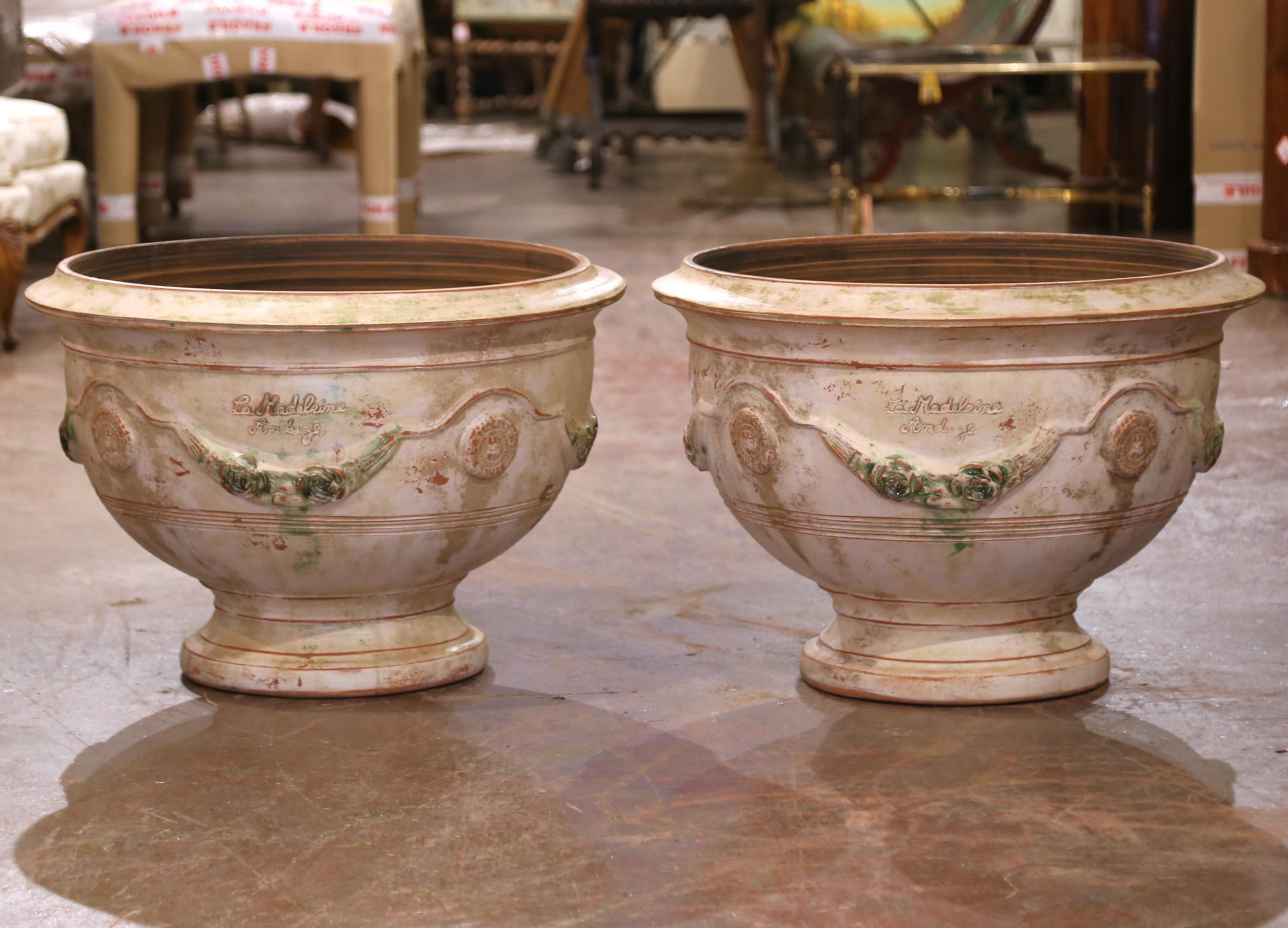 Français Pair of French Handmade Terracotta Bowl Urn Planters by La Madeleine in Anduze en vente