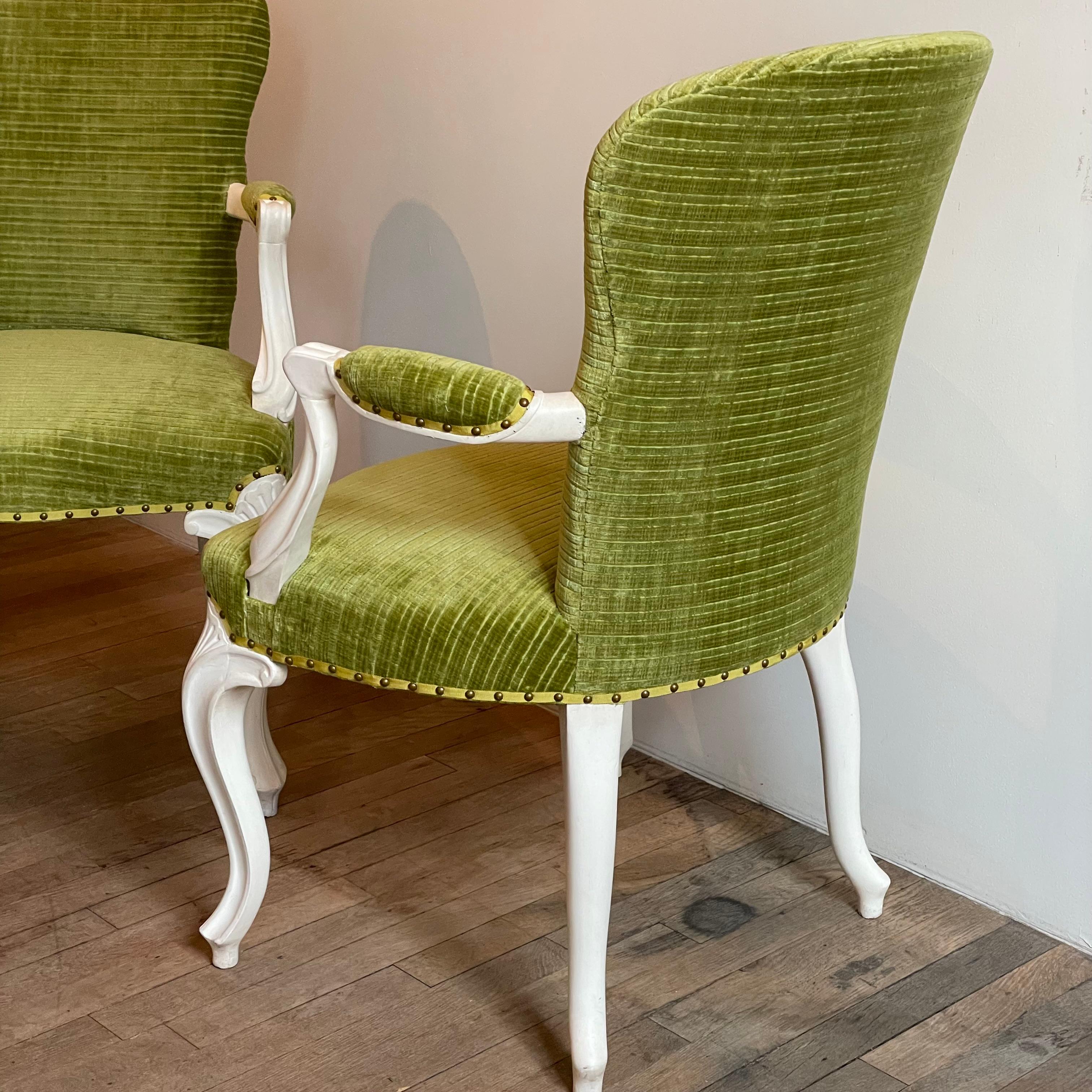 Pair of French Hepplewhite Painted Armchairs In Good Condition For Sale In New York, NY