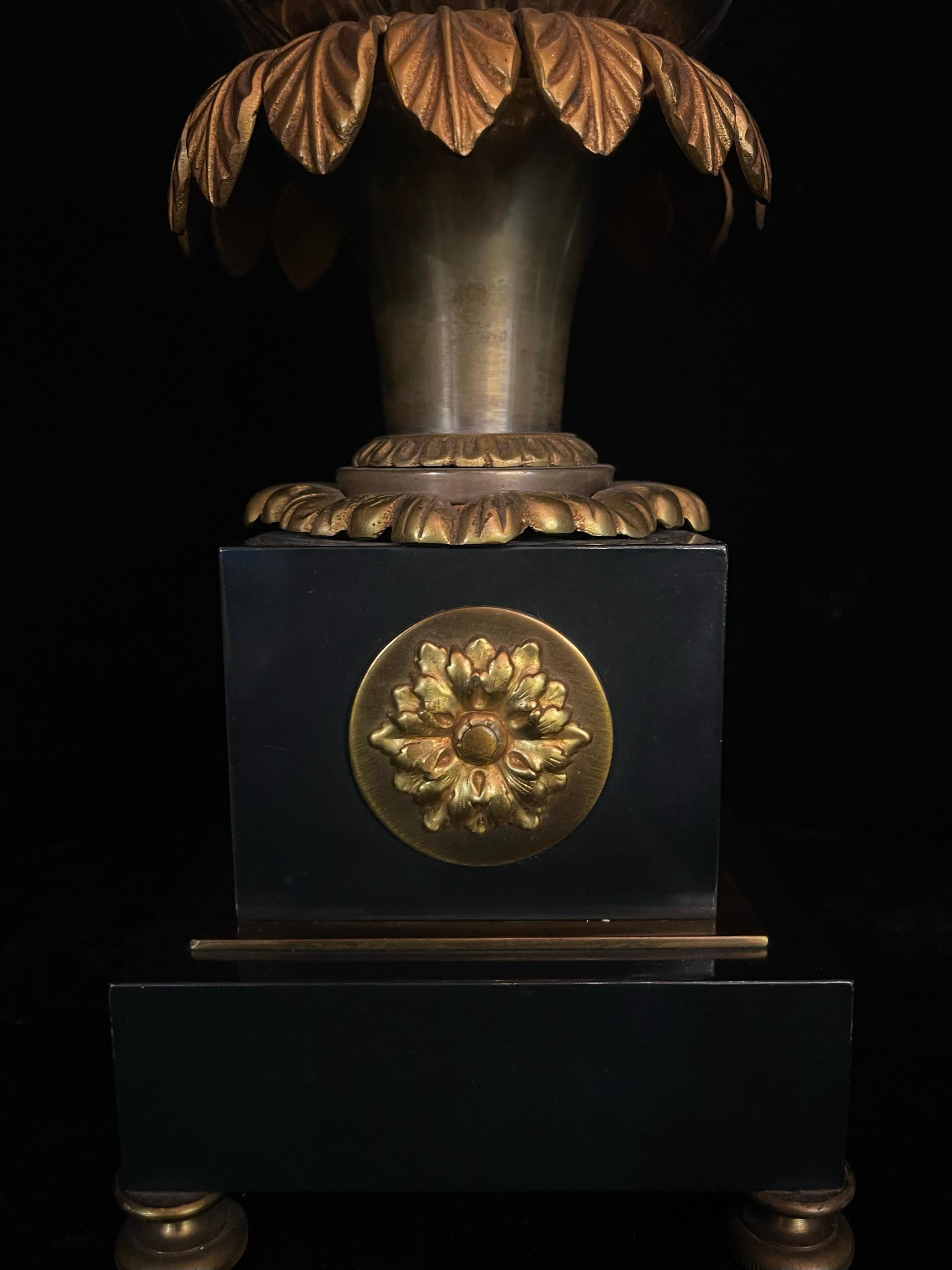Paar französische Hollywood-Regency-Lampen aus vergoldeter und patinierter Bronze mit Ananas im Angebot 3