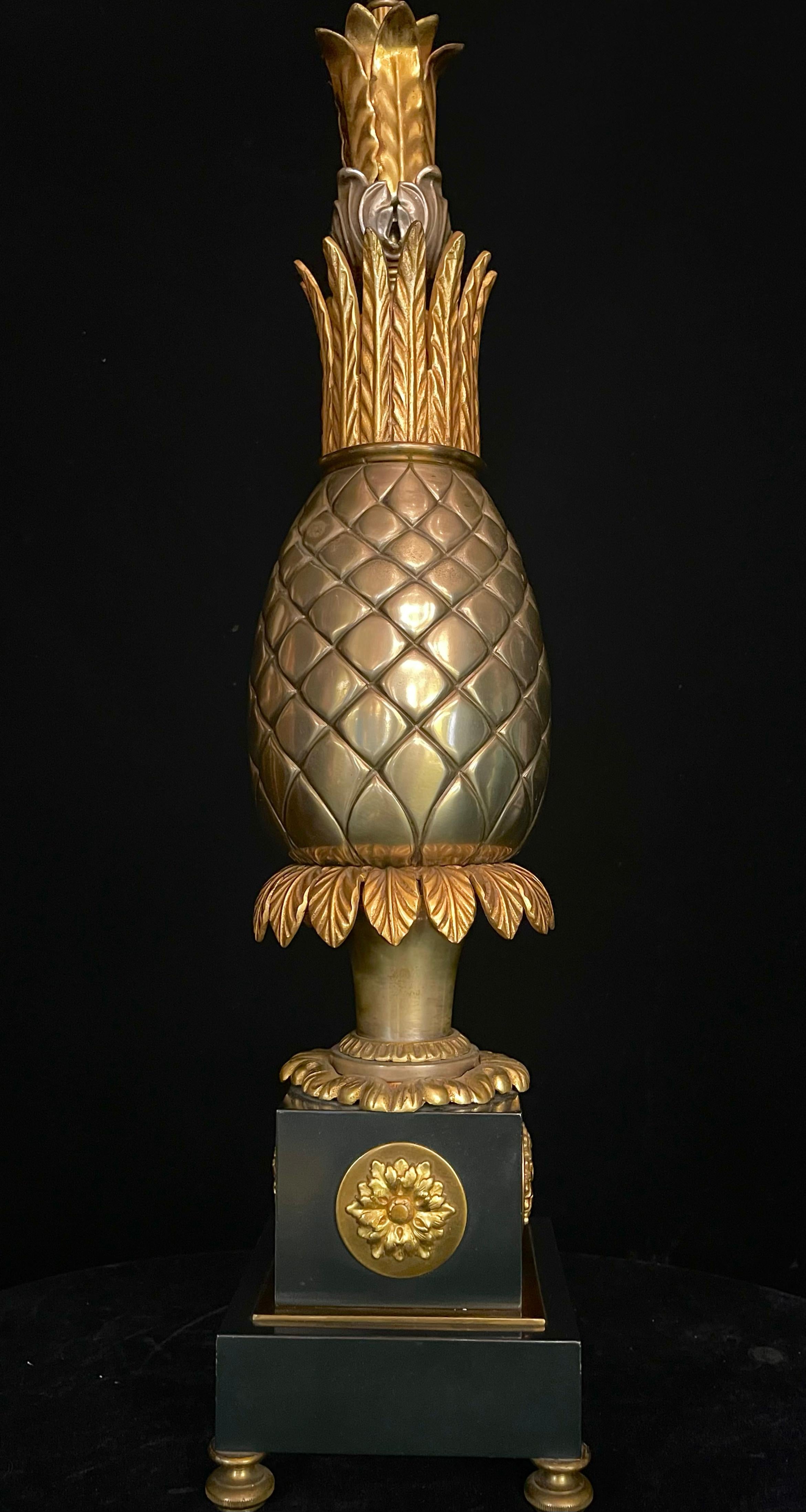 Paar französische Hollywood-Regency-Lampen aus vergoldeter und patinierter Bronze mit Ananas (Hollywood Regency) im Angebot