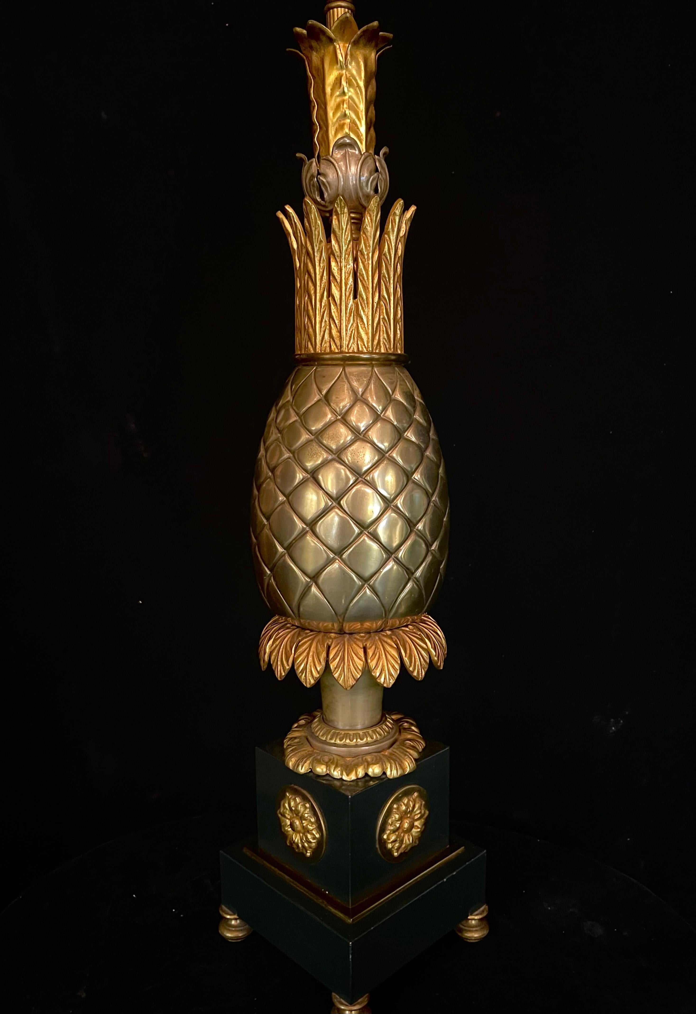 Paar französische Hollywood-Regency-Lampen aus vergoldeter und patinierter Bronze mit Ananas (Französisch) im Angebot