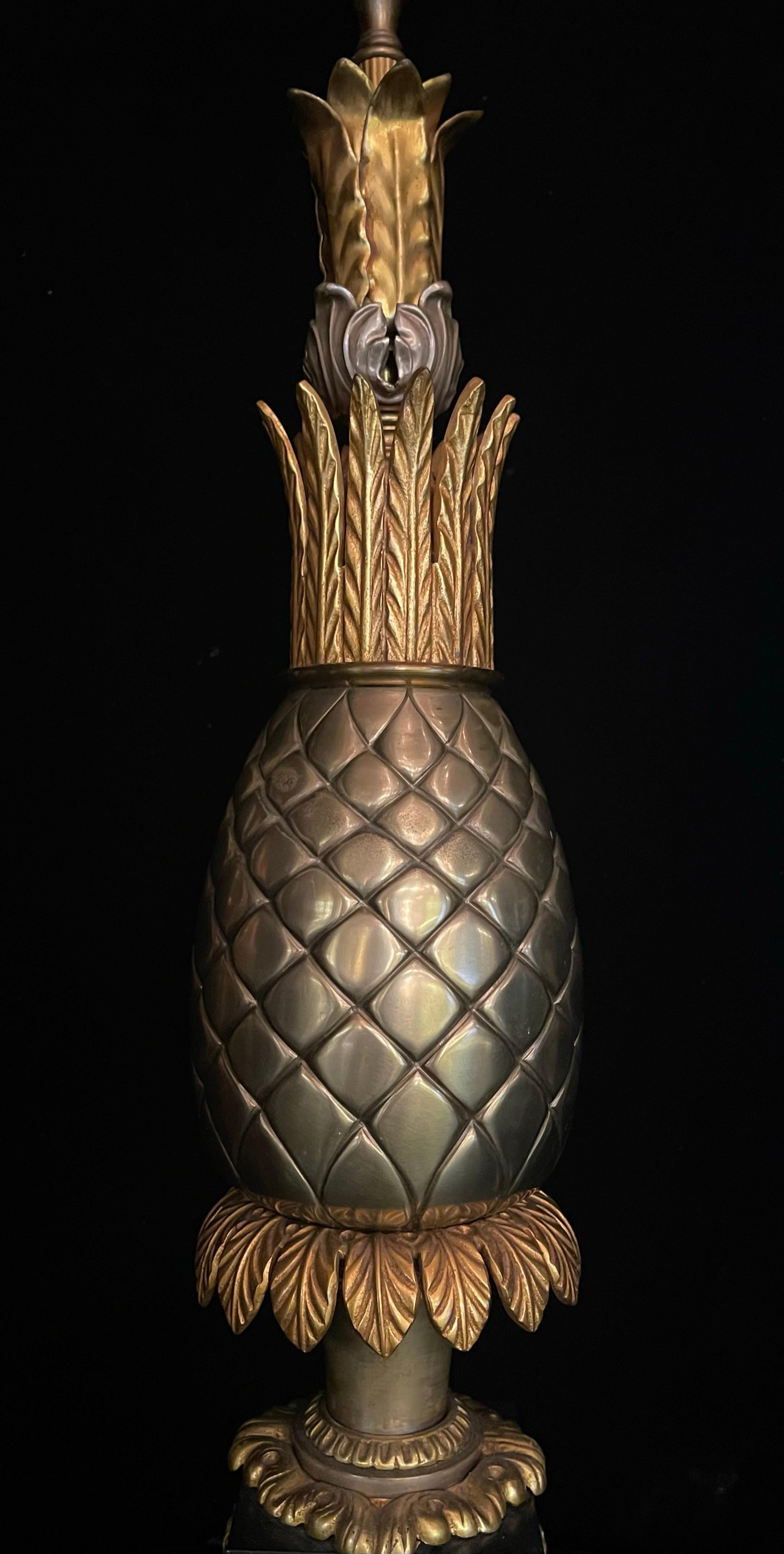 Paar französische Hollywood-Regency-Lampen aus vergoldeter und patinierter Bronze mit Ananas (Vergoldet) im Angebot