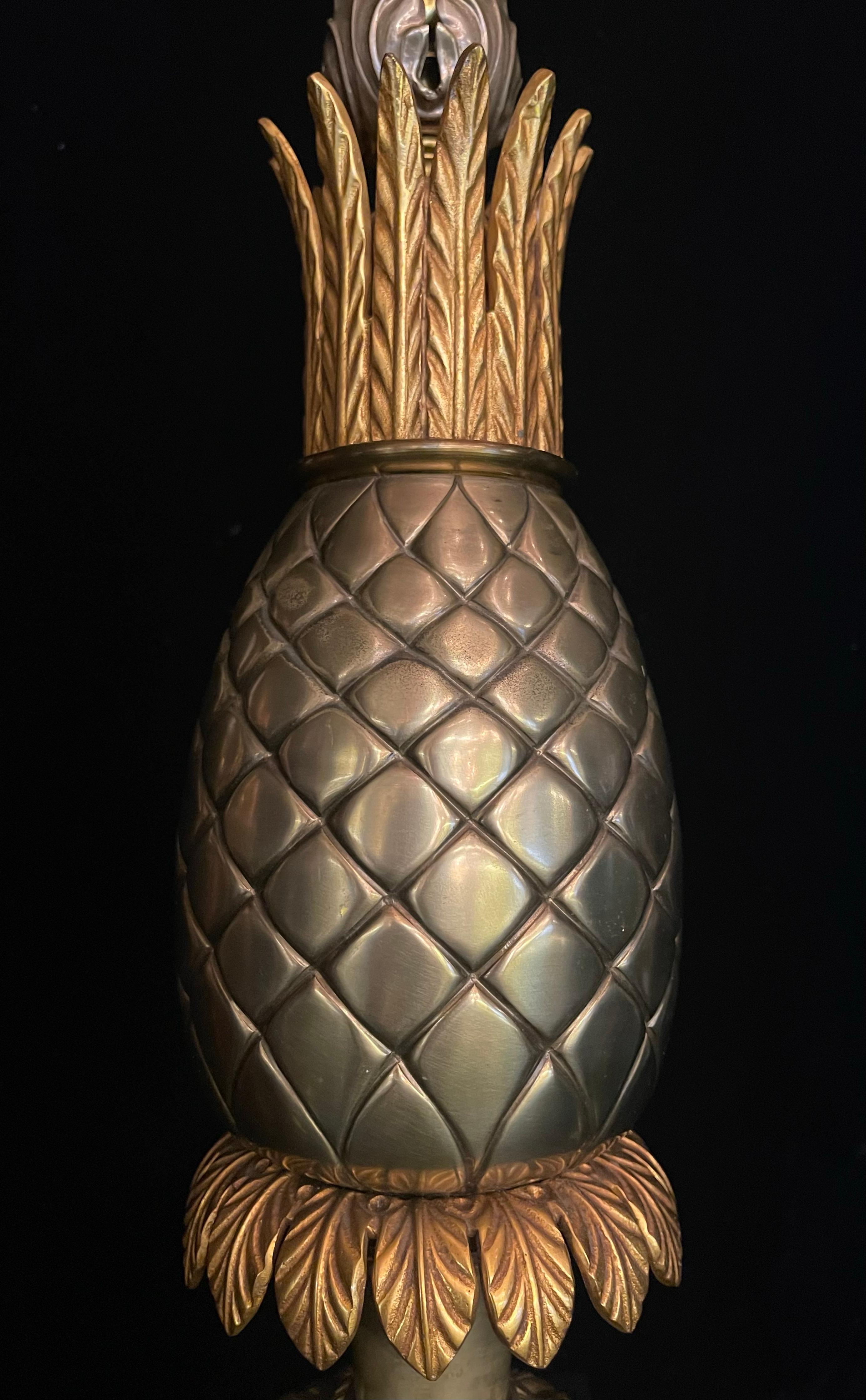 Paar französische Hollywood-Regency-Lampen aus vergoldeter und patinierter Bronze mit Ananas im Zustand „Gut“ im Angebot in New York, NY