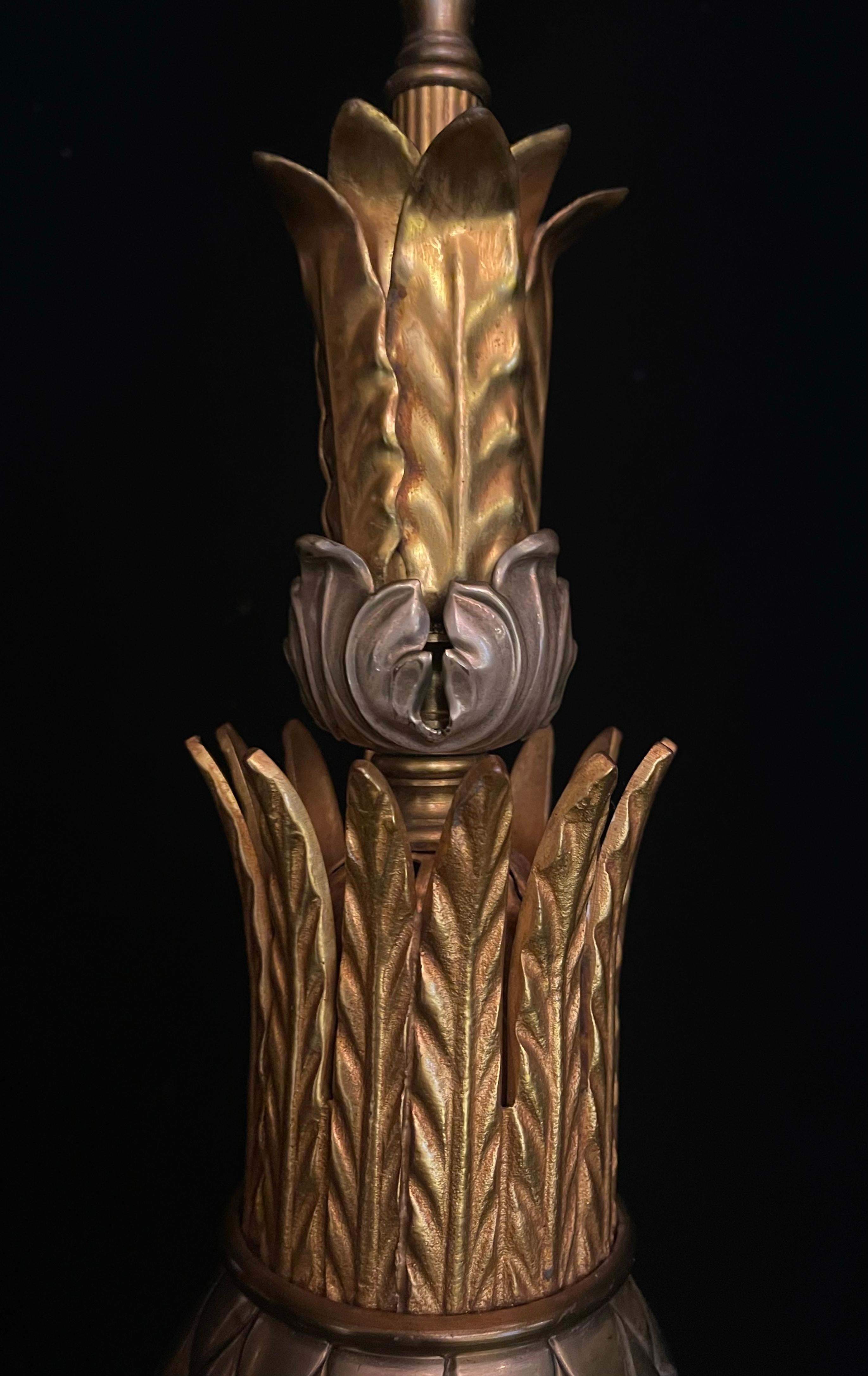 Paar französische Hollywood-Regency-Lampen aus vergoldeter und patinierter Bronze mit Ananas (20. Jahrhundert) im Angebot