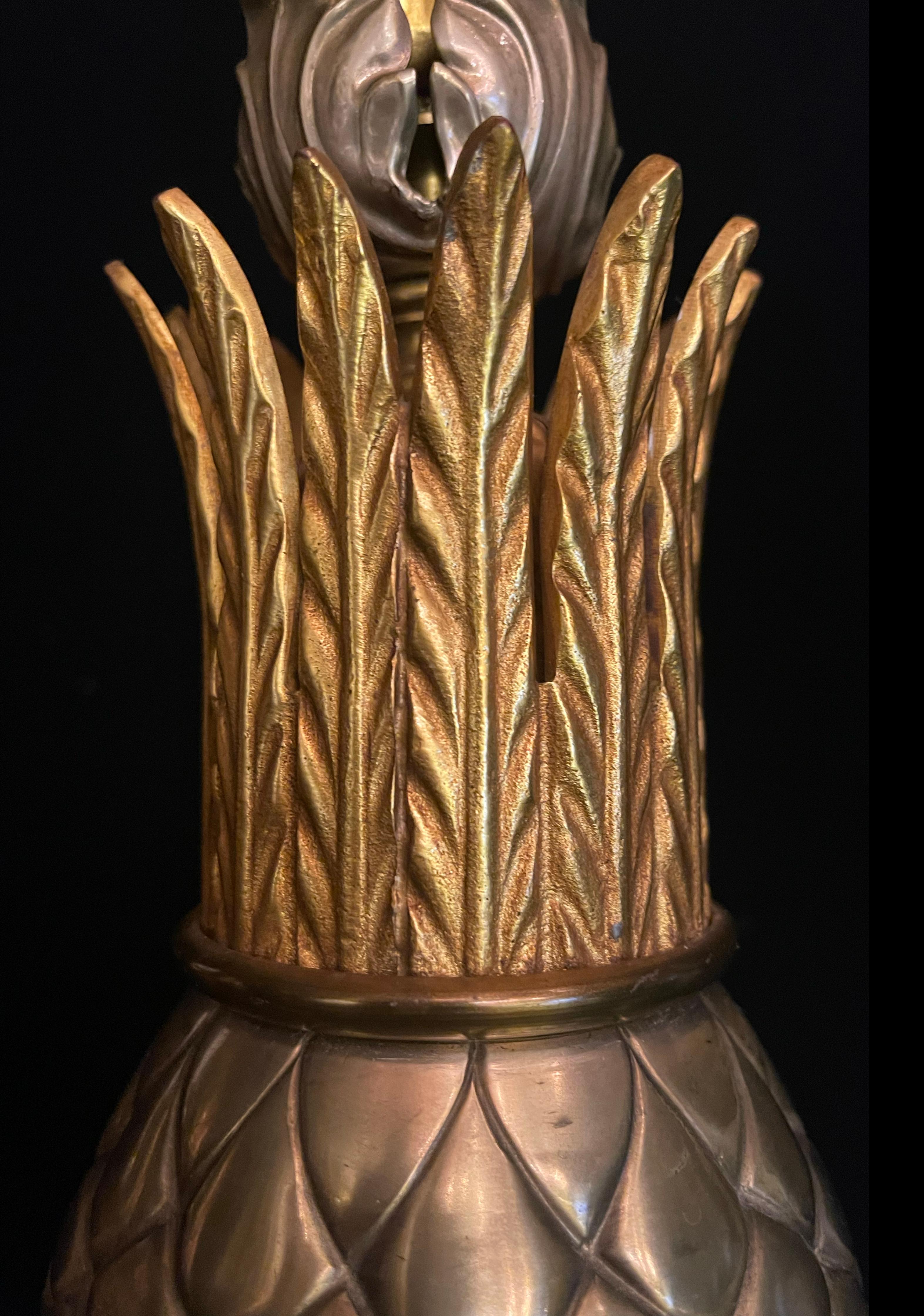 Paar französische Hollywood-Regency-Lampen aus vergoldeter und patinierter Bronze mit Ananas im Angebot 1