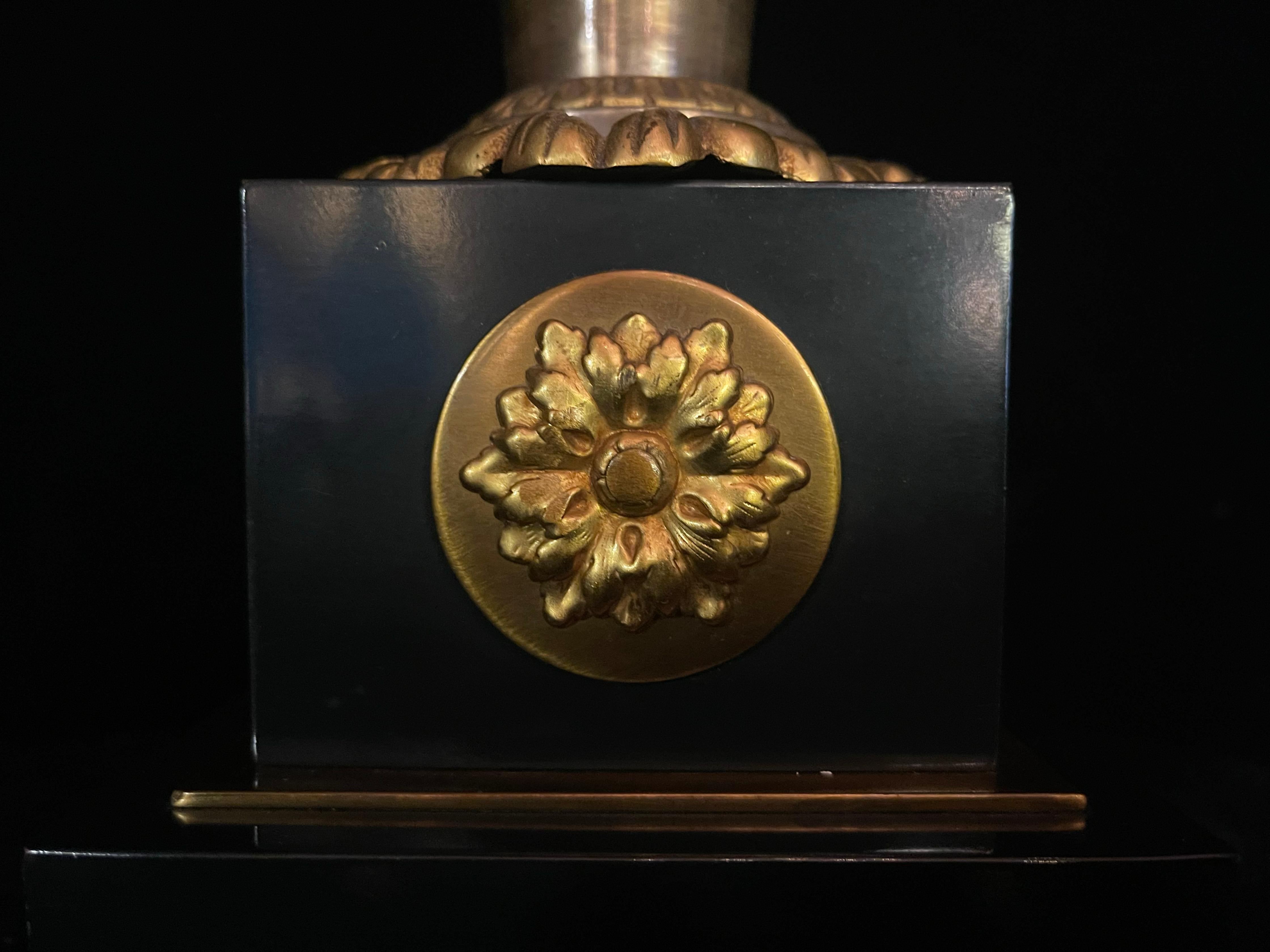 Paar französische Hollywood-Regency-Lampen aus vergoldeter und patinierter Bronze mit Ananas im Angebot 2