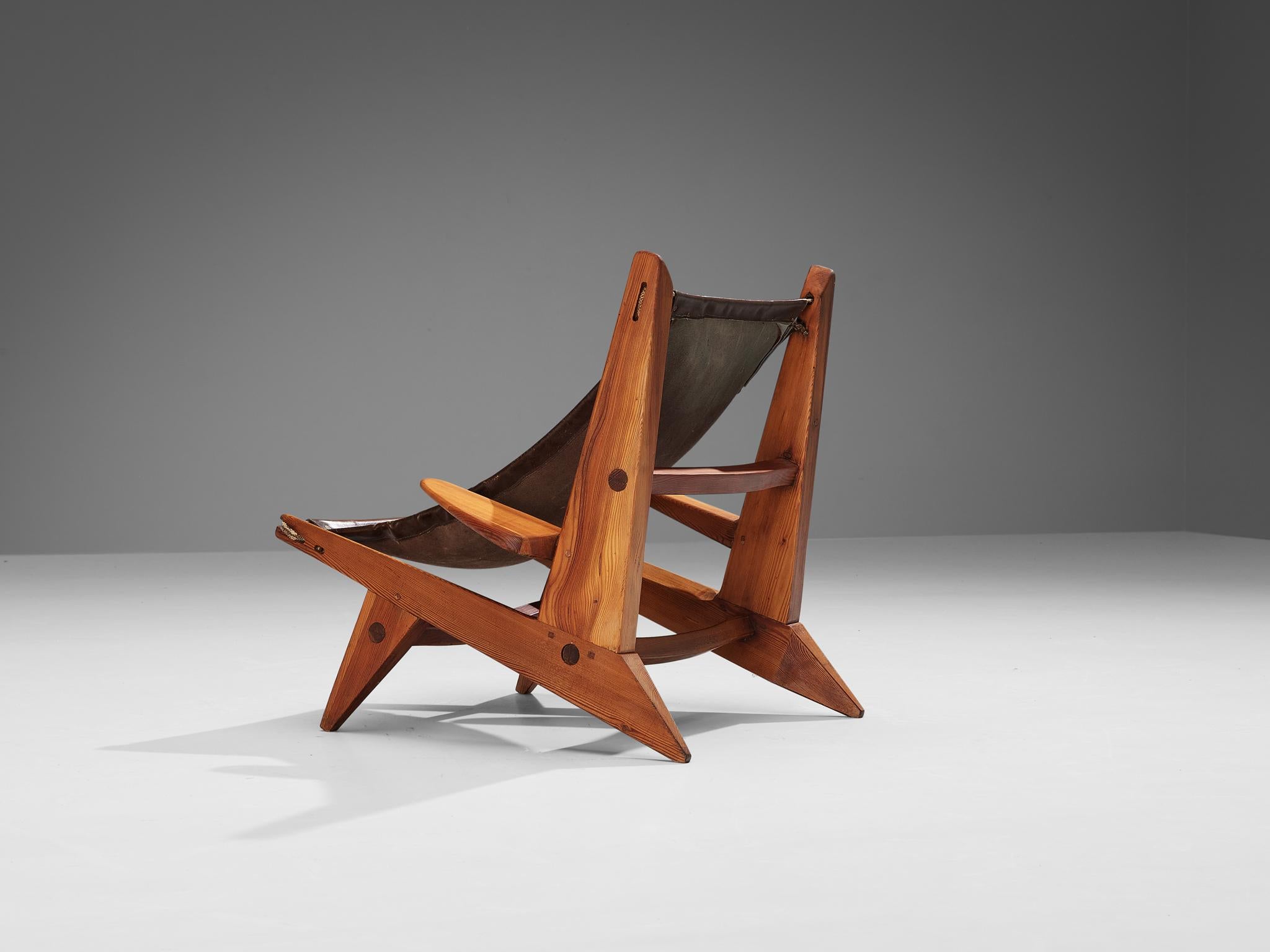 Mid-Century Modern Pair of French Hunting Chairs in Pine and Brown Leather For Sale