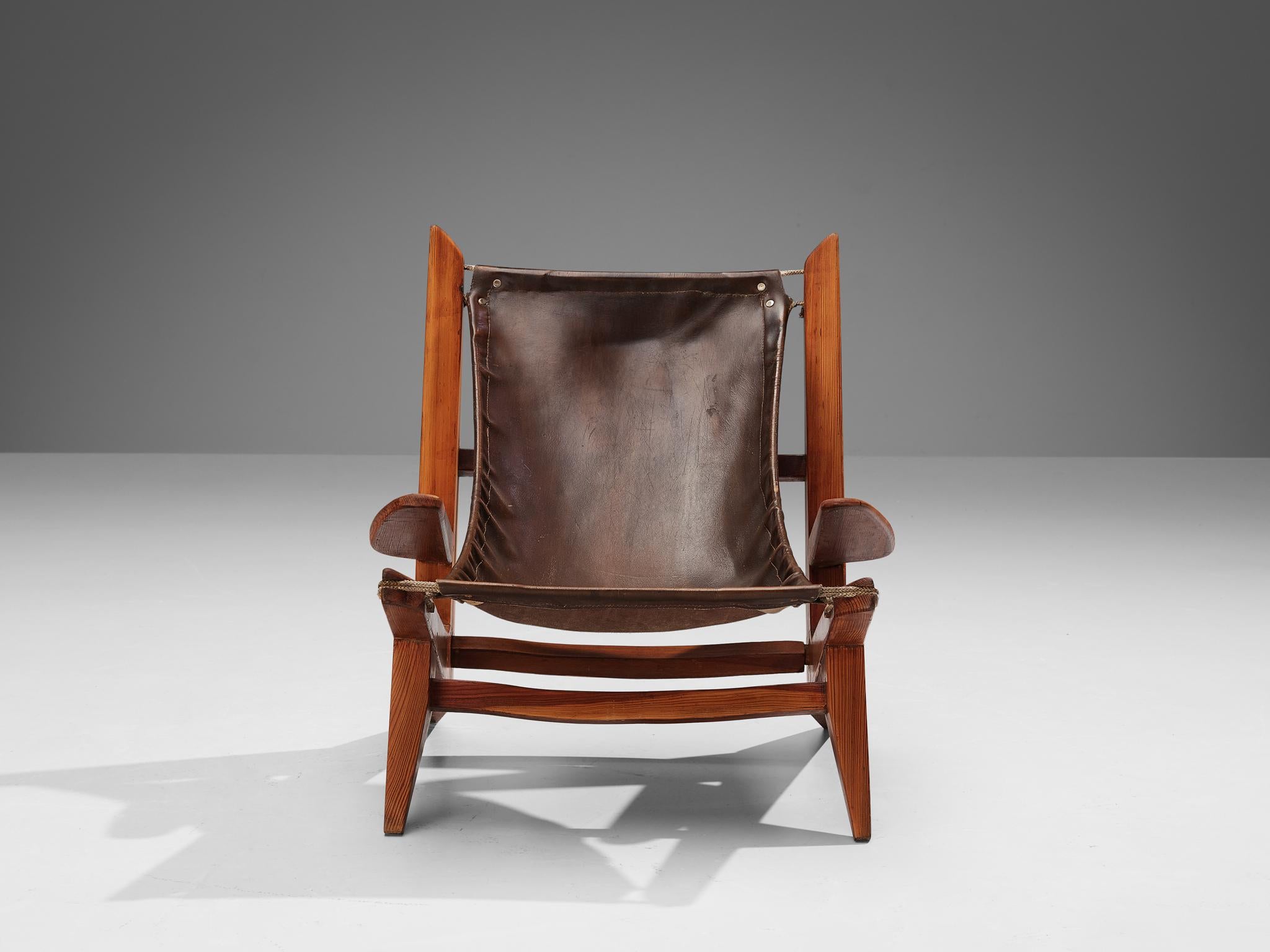 Mid-20th Century Pair of French Hunting Chairs in Pine and Brown Leather For Sale