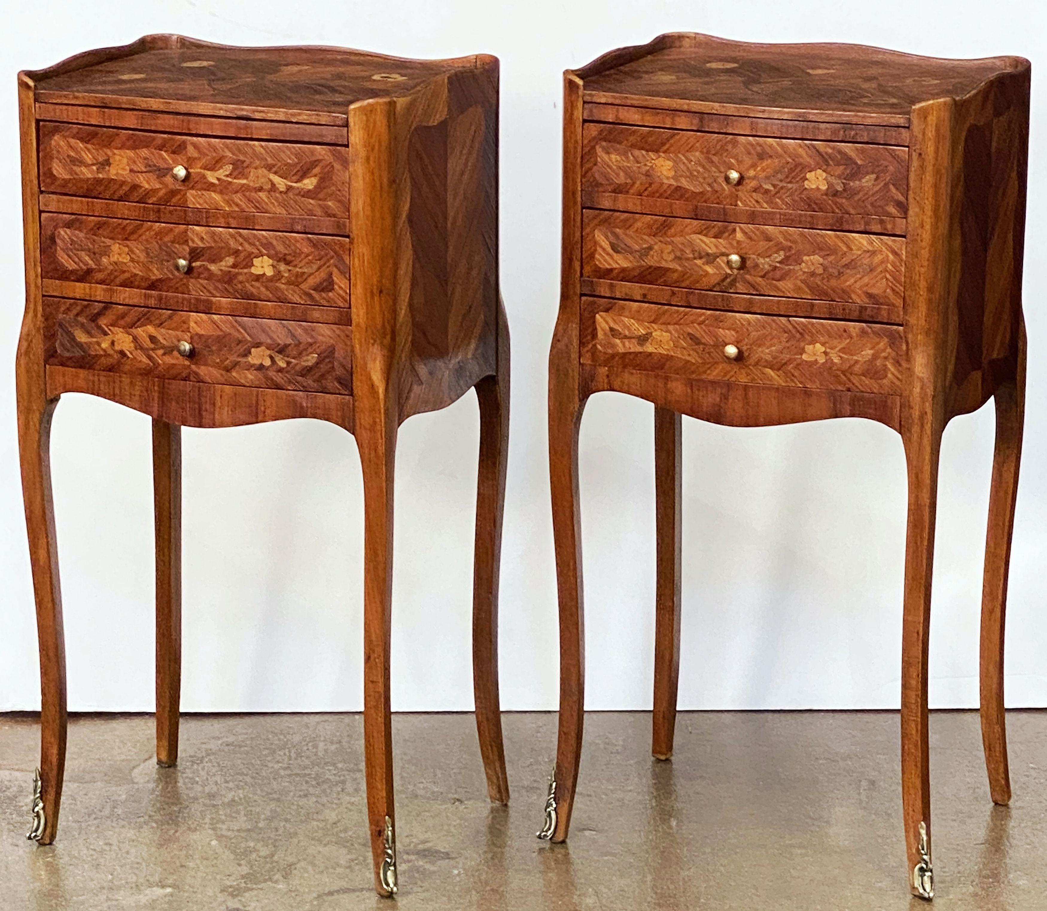 Pair of French Inlaid Bedside Tables or Nightstands on Cabriole Legs In Good Condition In Austin, TX