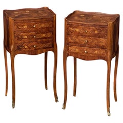 Paire de tables de chevet ou de tables de nuit incrustées françaises sur pieds cabriole