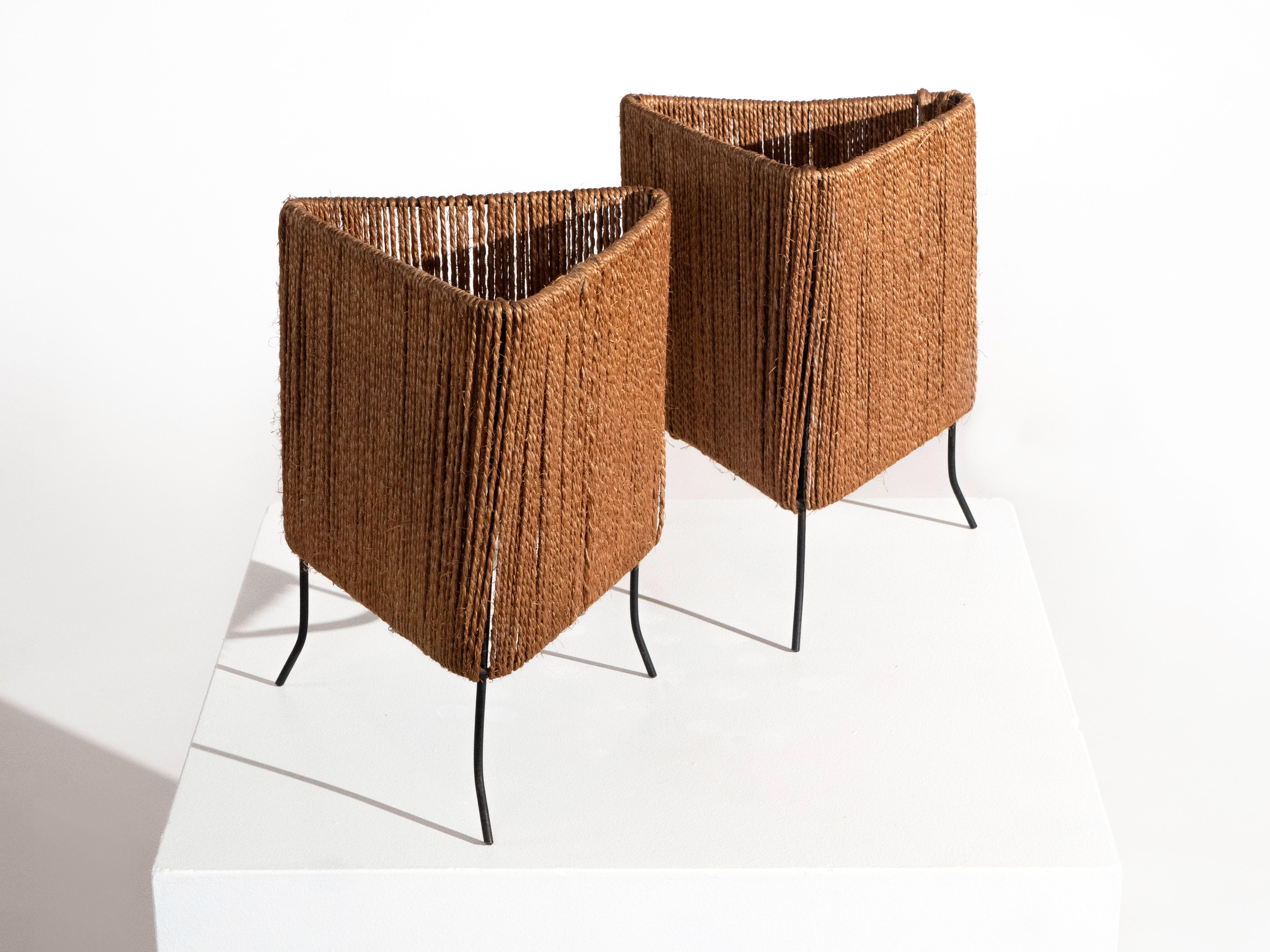 Un par de lámparas de mesa francesas de hierro forjado y cuerda, a veces denominadas lámparas de cuerda. Las lámparas tienen forma triangular con suaves bordes curvados. Ambas lámparas funcionan correctamente. En buen estado vintage, con un ligero