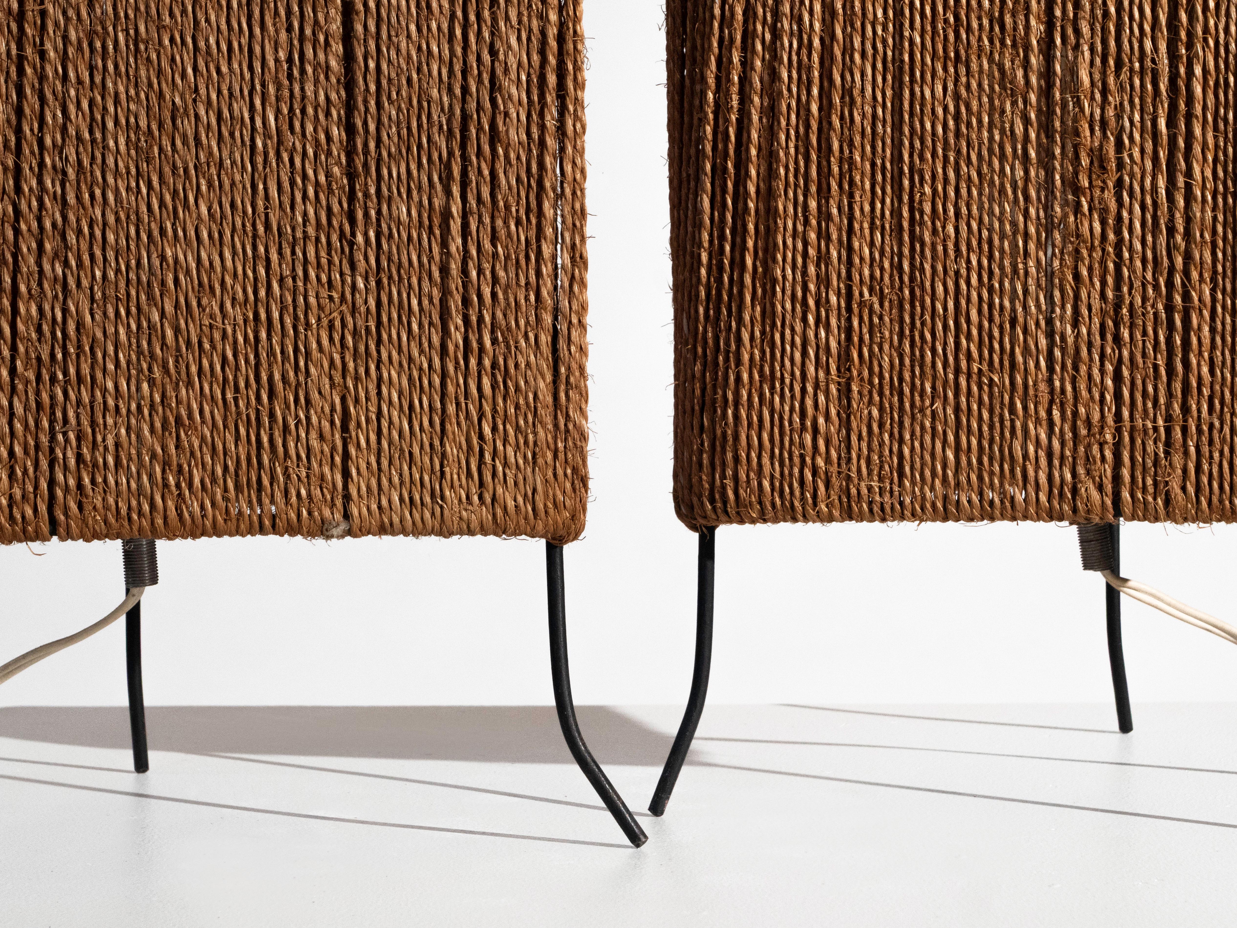 Pareja de lámparas de sobremesa francesas de hierro y cuerda, años 50 siglo XX en venta