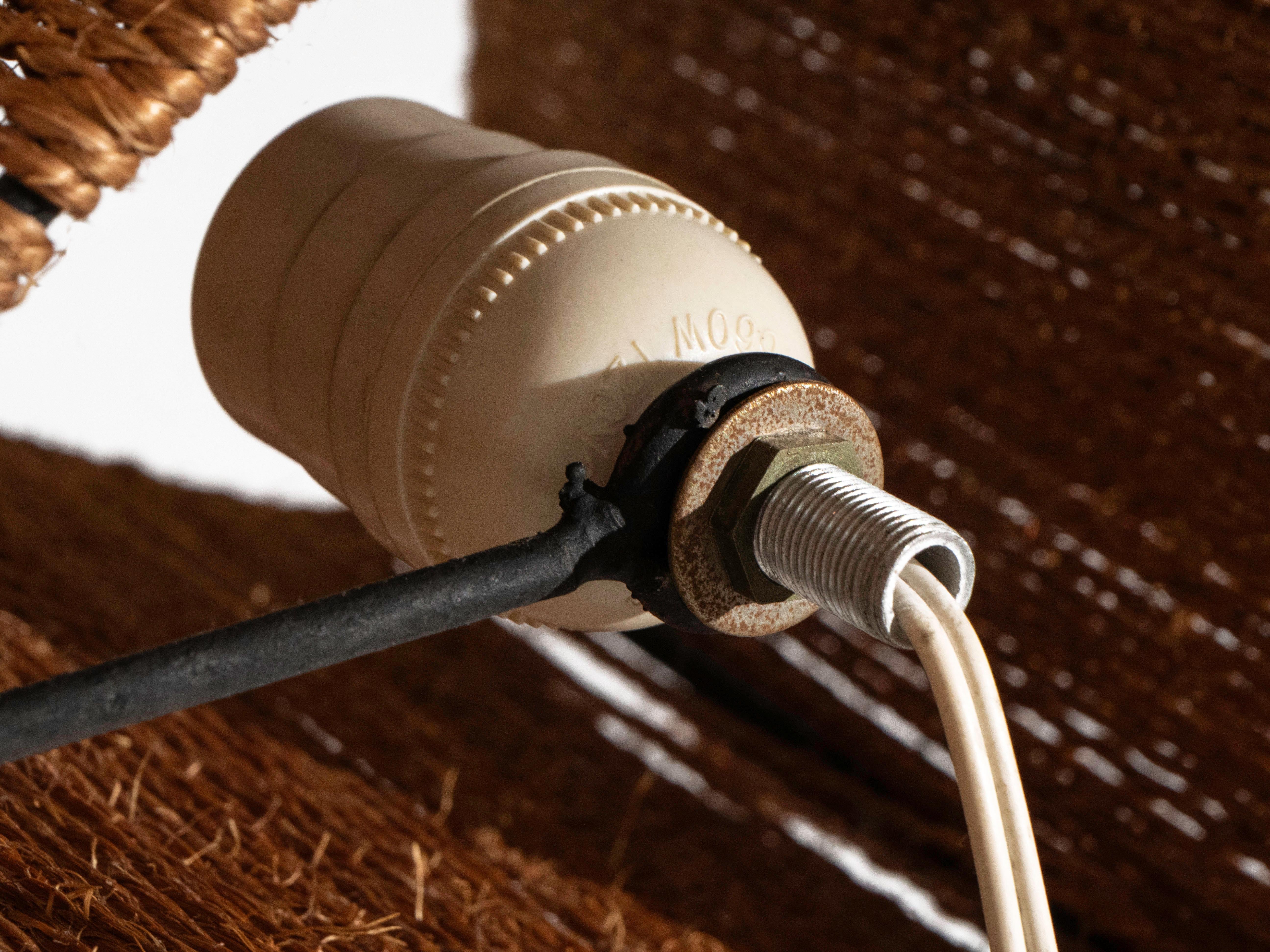 Pareja de lámparas de sobremesa francesas de hierro y cuerda, años 50 en venta 2