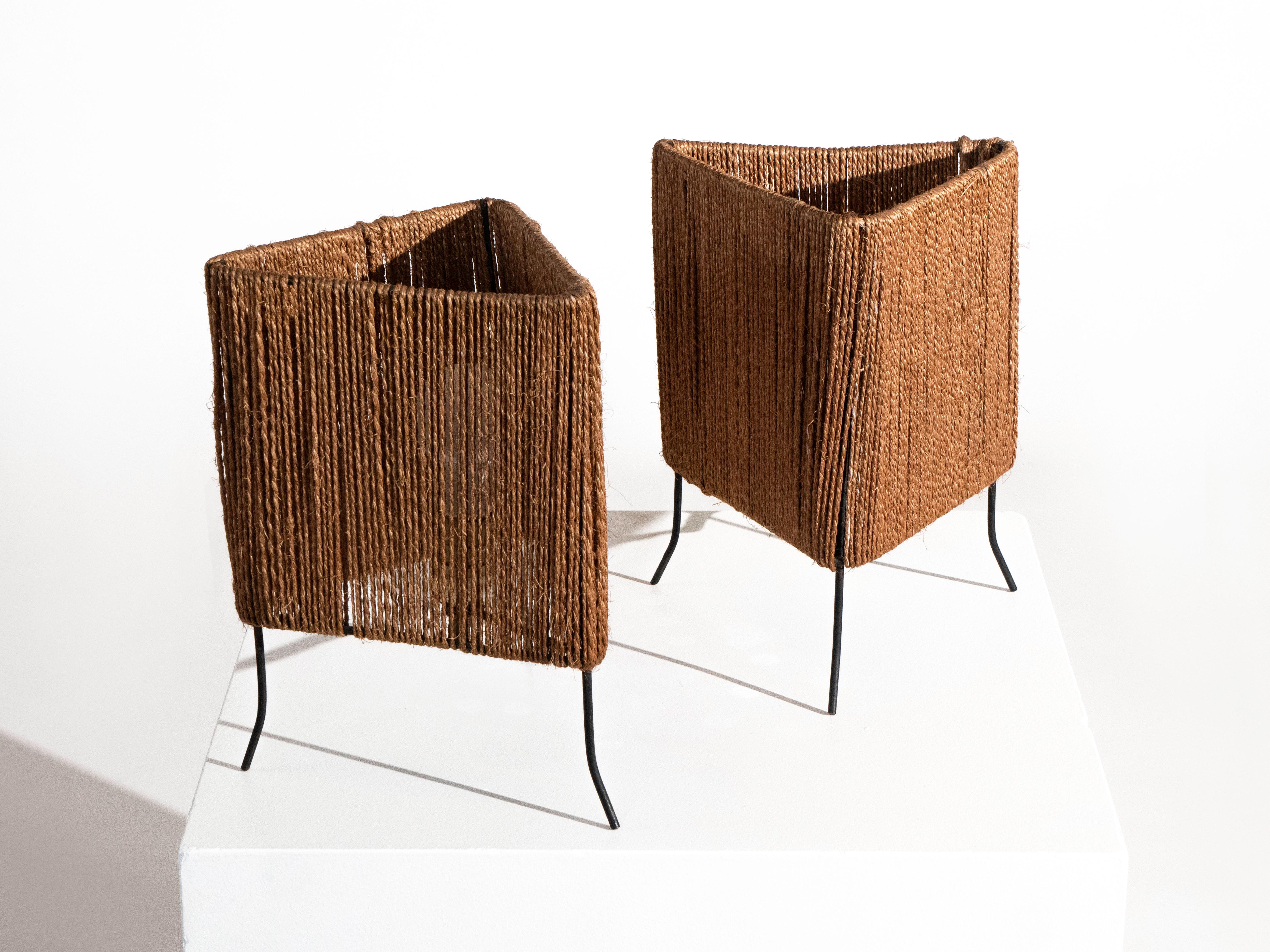 Pareja de lámparas de sobremesa francesas de hierro y cuerda, años 50 en venta 3