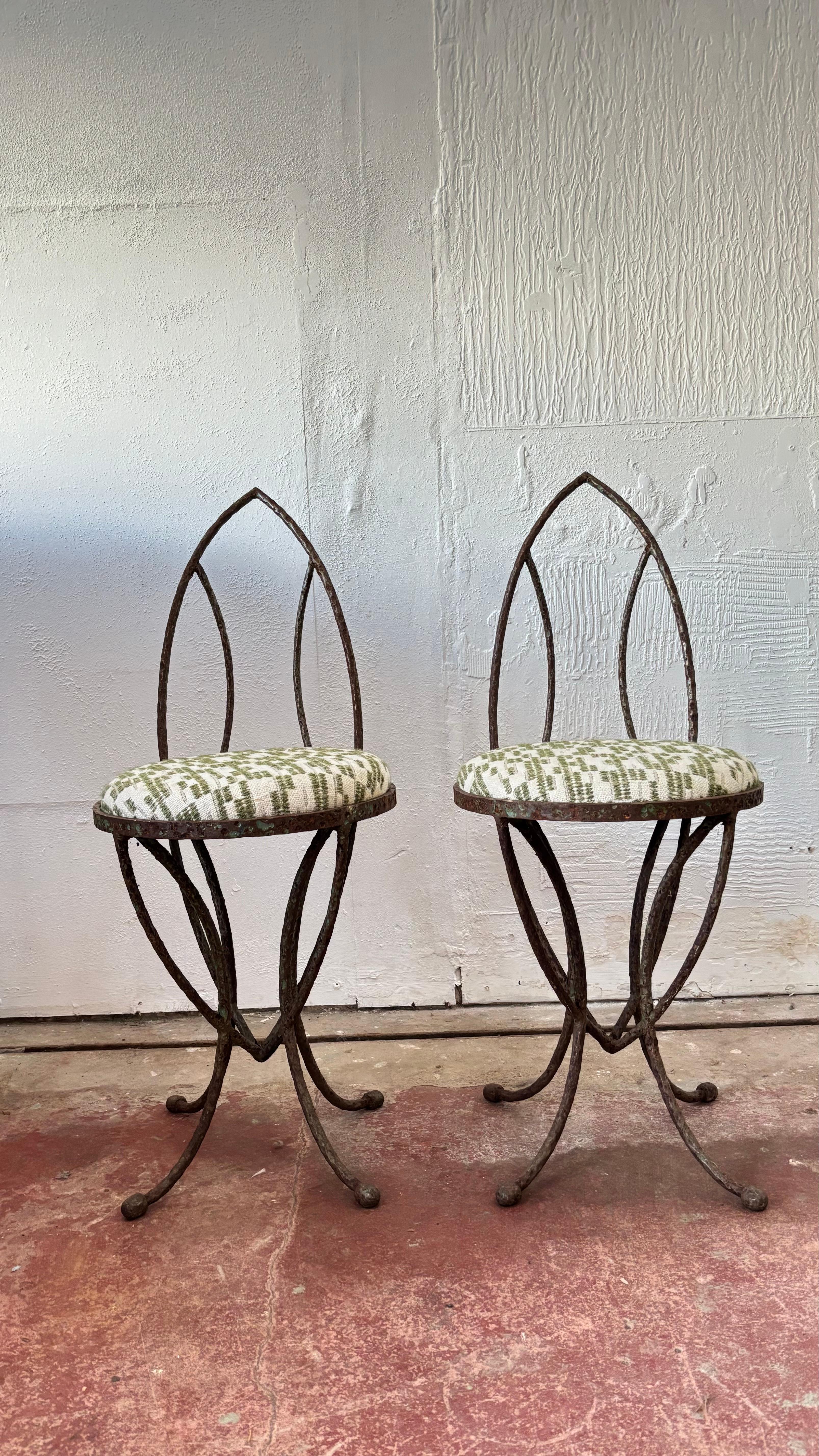 Une magnifique paire de chaises d'appoint sculpturales et architecturales. Ils sont en fer battu et semblent avoir été peints en vert dans une vie antérieure. Ils ont la base la plus agréable et la plus intéressante avec la ligne qui se poursuit