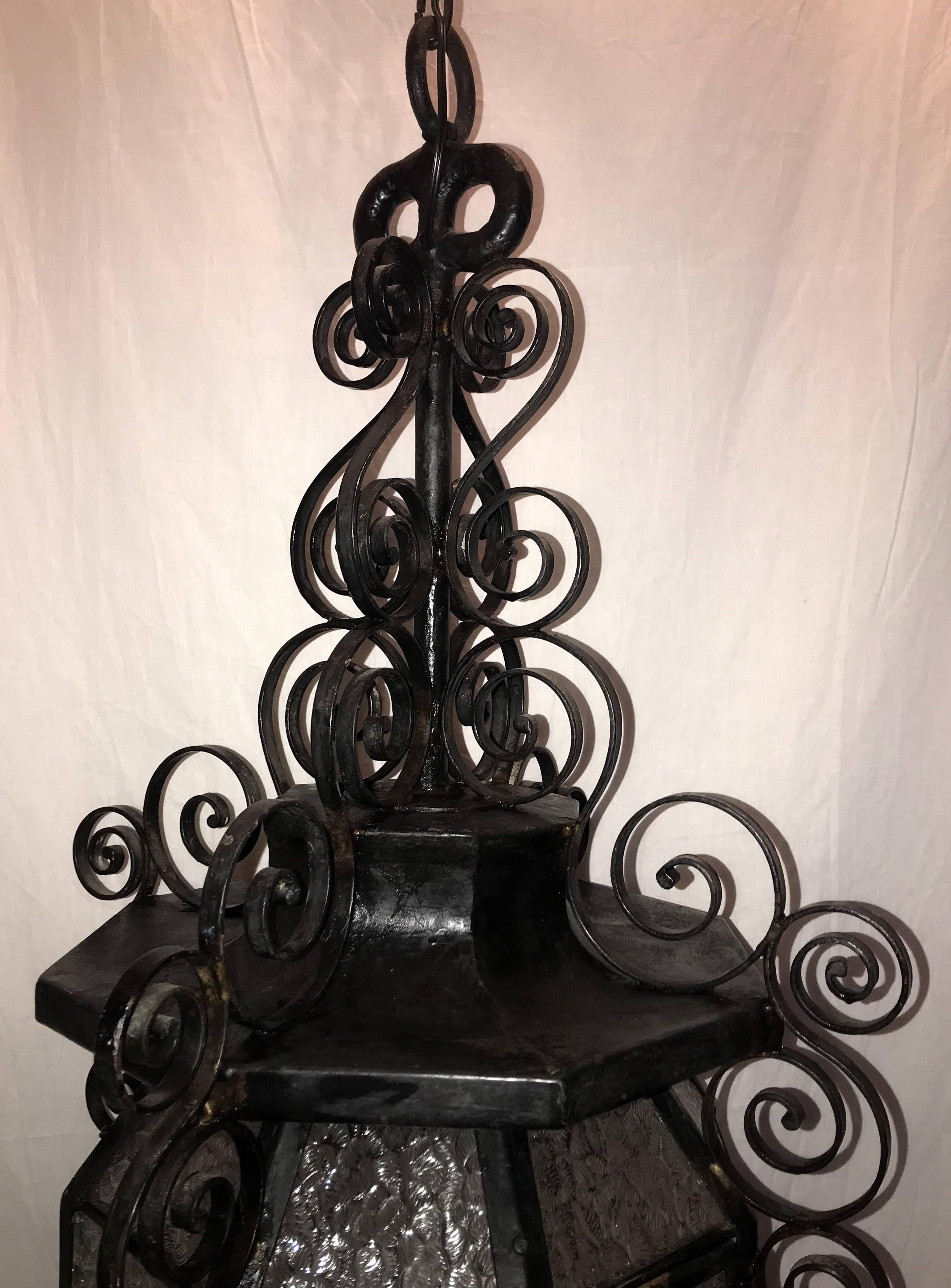 Una splendida coppia di apparecchi francesi a voluta in ferro in stile Art Nouveau, con pannelli di vetro incastonati in ogni lanterna a pagoda, ciascuno con tre luci a candelabro.

Ognuno di essi è venduto singolarmente.