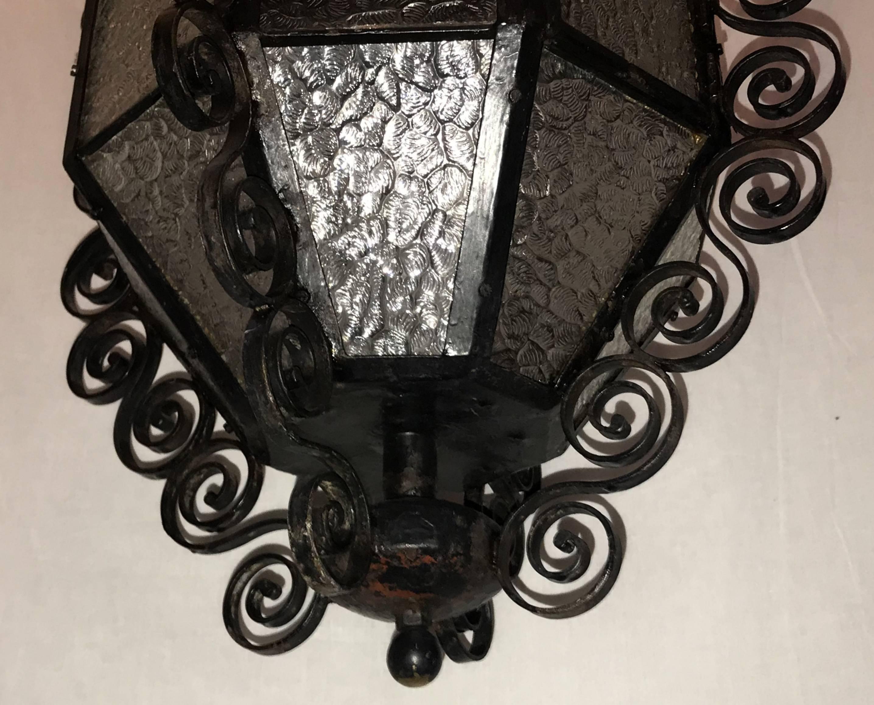 Français Paire de lanternes suspendues françaises en fer Art Nouveau avec panneaux de verre en vente