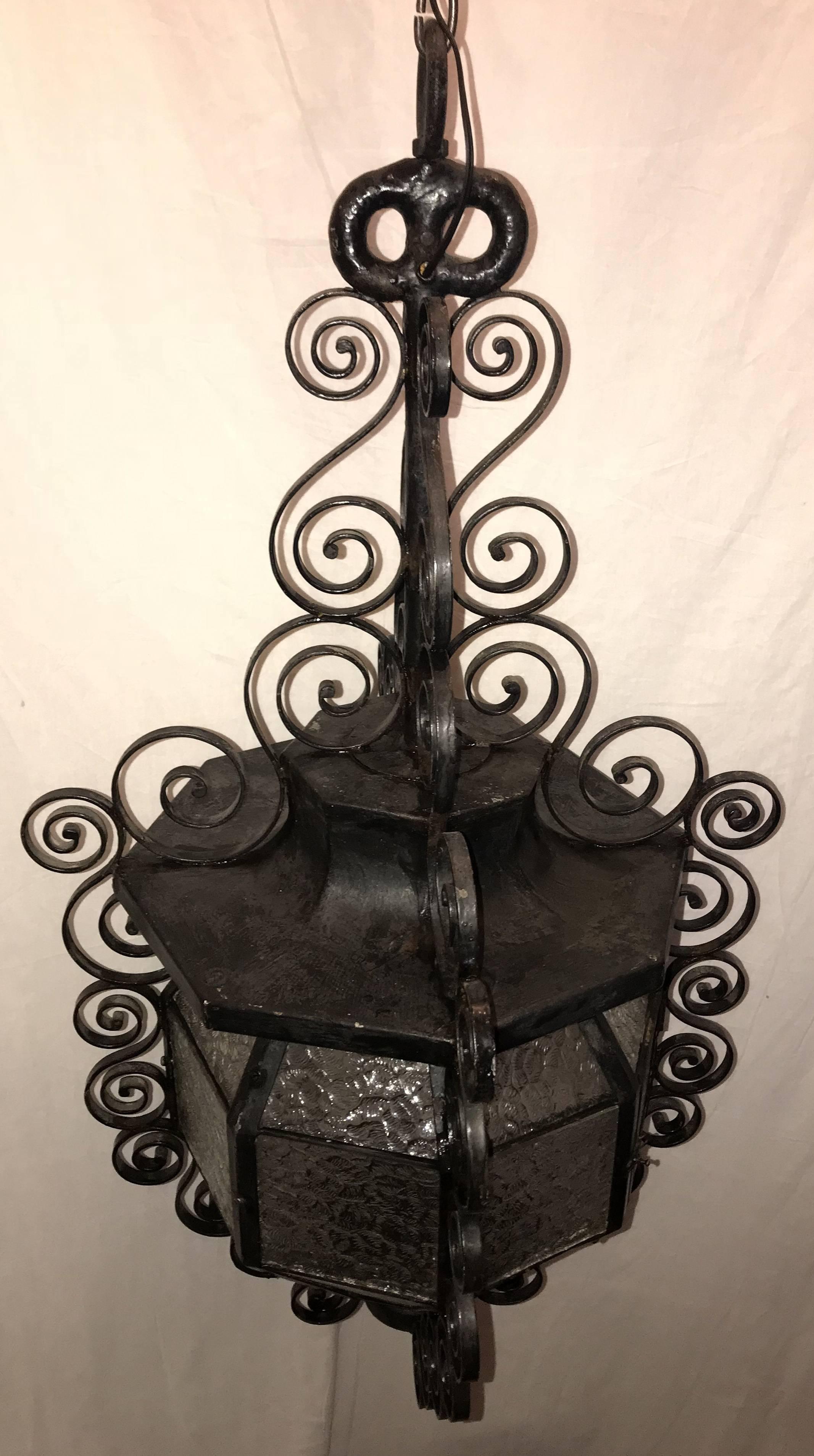 Coppia di Lanterne a sospensione francesi in ferro Art Nouveau con pannello in vetro in vendita 2
