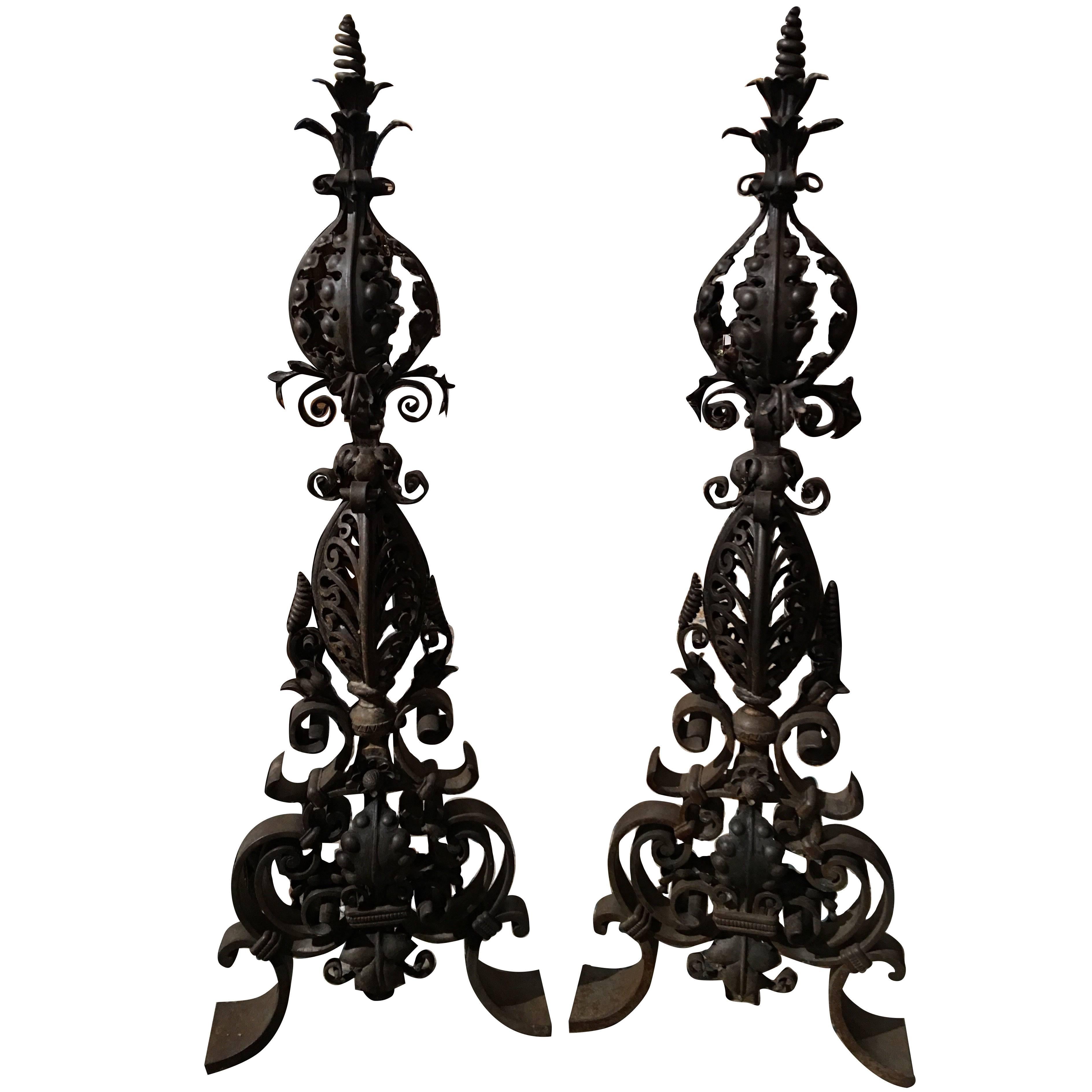 Paar französische Eisen-Chenets oder Feuerböcke, 19. Jahrhundert