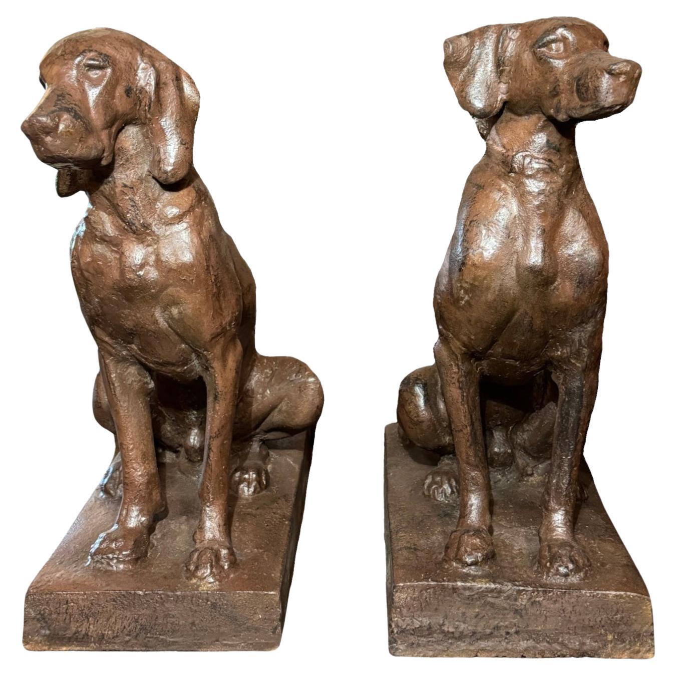 Paar französische Eisen-Hundeskulpturen mit Hund
