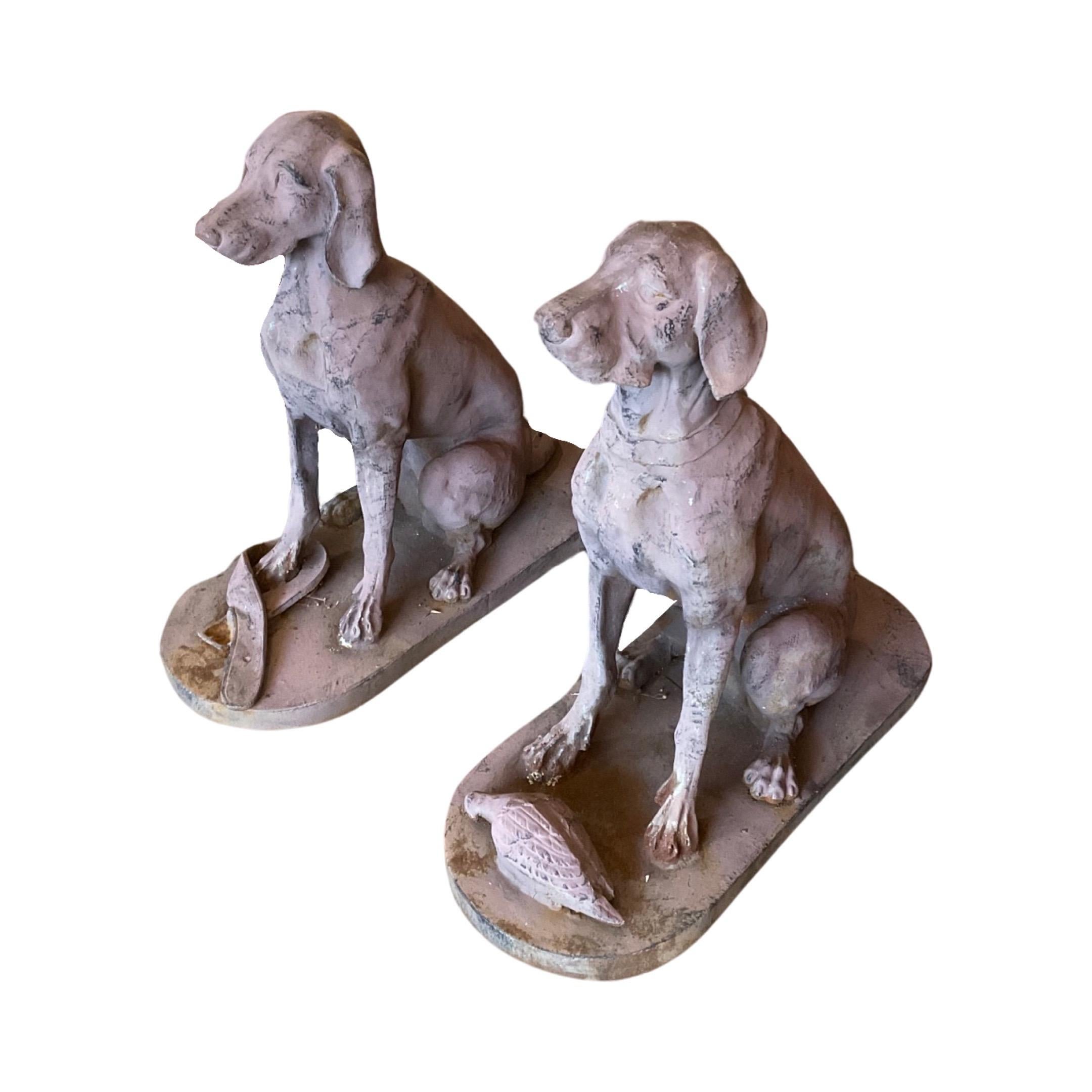 Peppen Sie Ihr Zuhause mit diesem schönen Vintage-Paar französischer Labrador Retriever-Skulpturen aus Eisen auf. Diese in den 1950er Jahren aus Eisen handgefertigten Skulpturen sind eine stilvolle und dauerhafte Ergänzung für Ihren Wohnraum. Ein