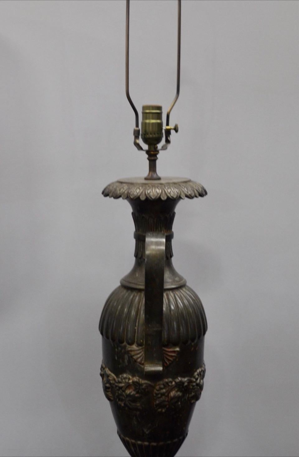 Paar französische neoklassizistische Urnenlampen aus Eisen mit doppeltem Henkel auf Marmorsockeln (20. Jahrhundert)