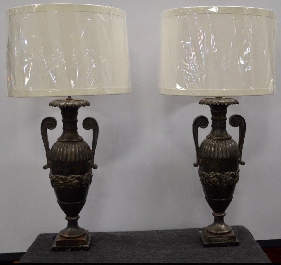 Paar französische neoklassizistische Urnenlampen aus Eisen mit doppeltem Henkel auf Marmorsockeln 2