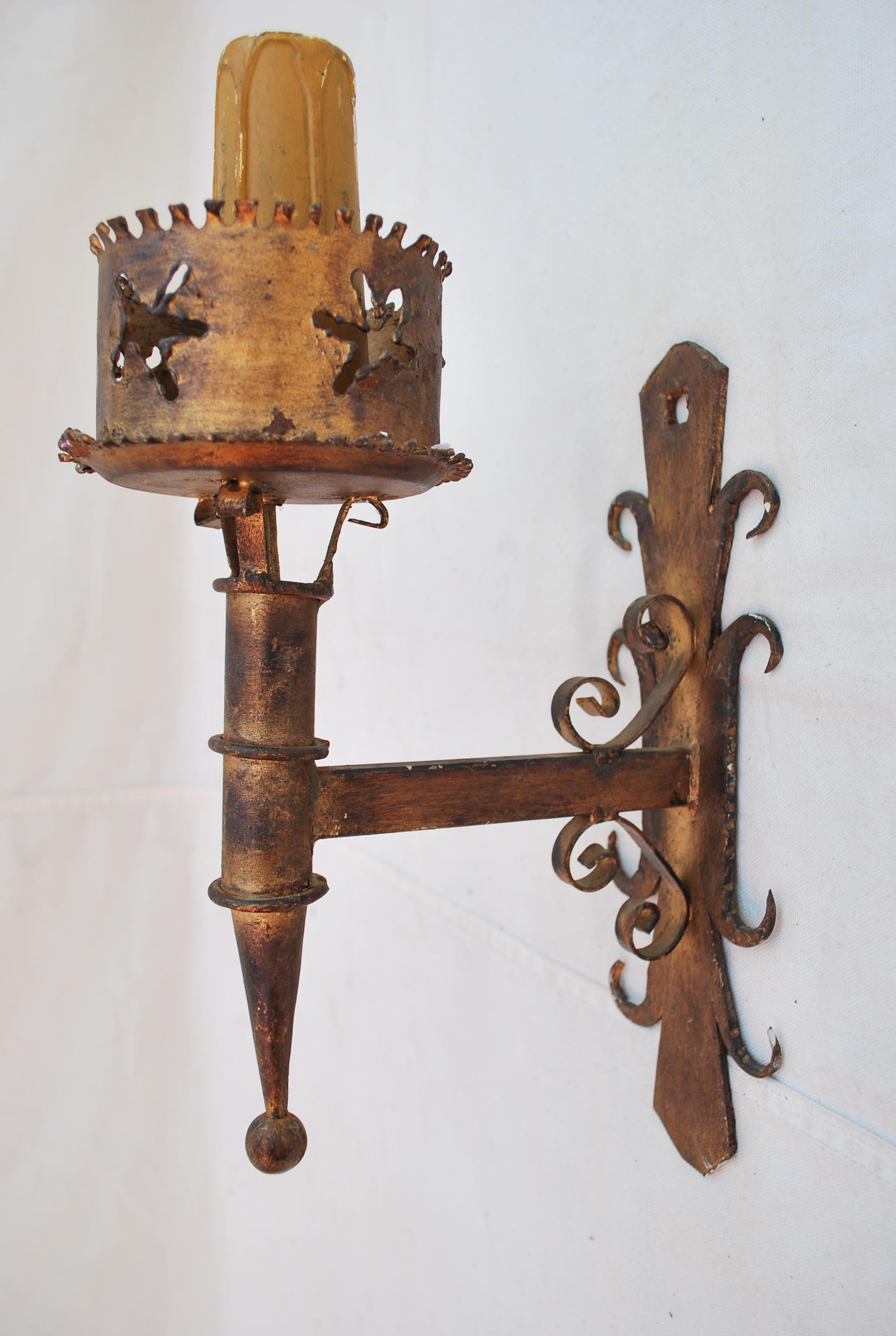  tutte le applique in ferro battuto fatte a mano, sono un po' brutaliste, potremmo metterle in un'altra stanza.  piastra posteriore, se necessario 