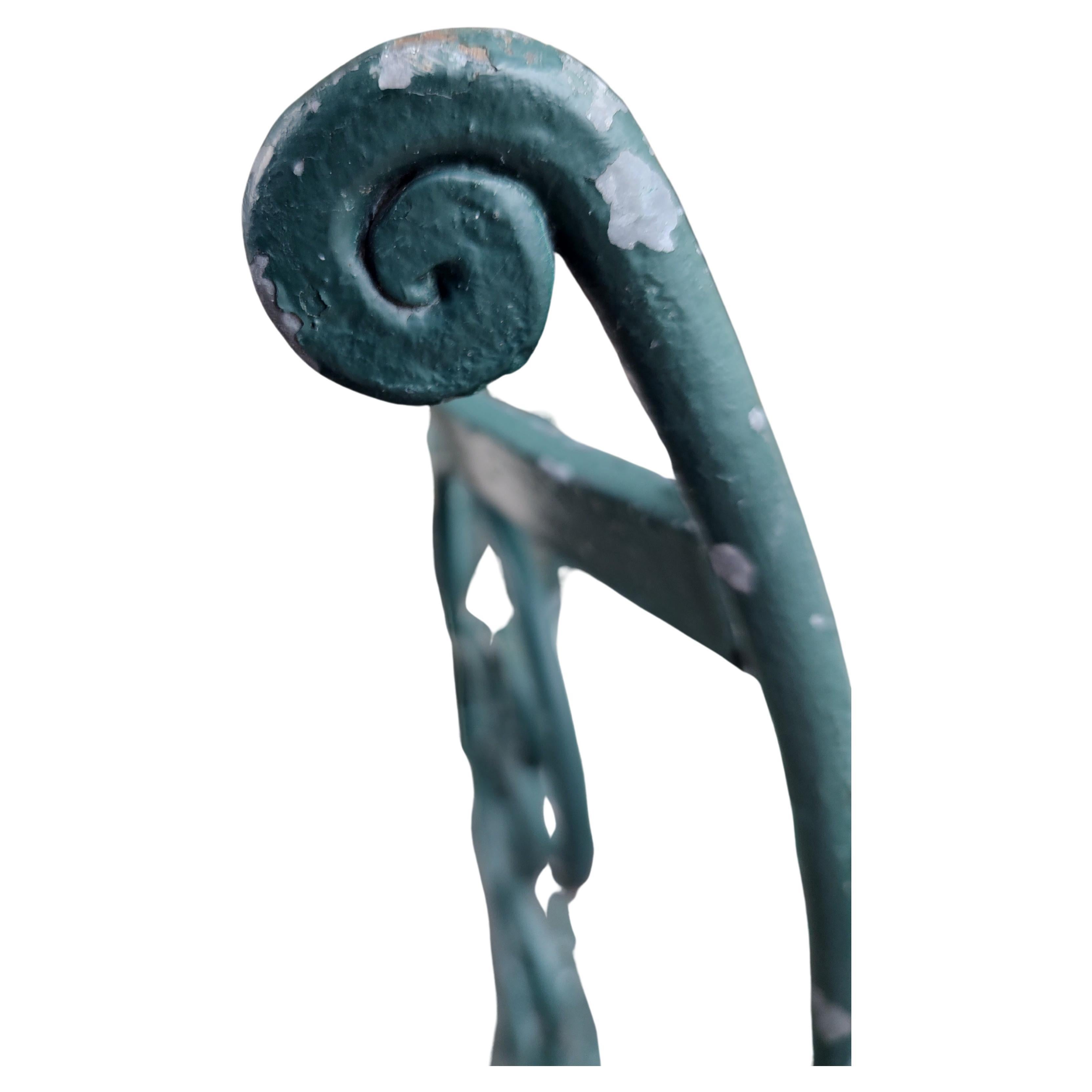 Favolosa coppia di sedie laterali con schienale a voluta in ferro. Perfetto per il giardino. Rivestimento in zinco per una maggiore protezione. In eccellenti condizioni vintage con un'usura minima. Tanta patina. Bellissime le caratteristiche del