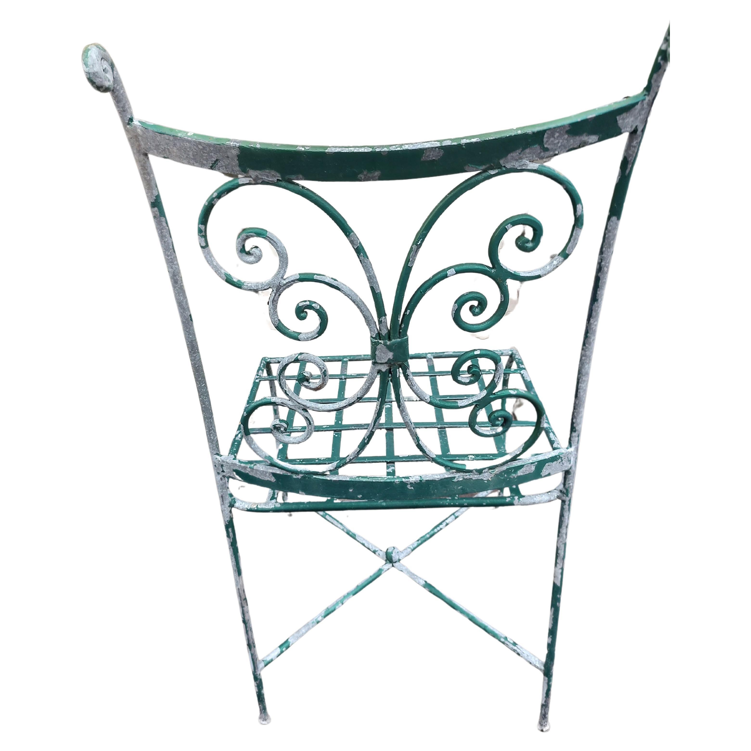 Francese Coppia di sedie da caffè da giardino francesi in ferro con schienale a voluta e rivestimento in zinco in vendita