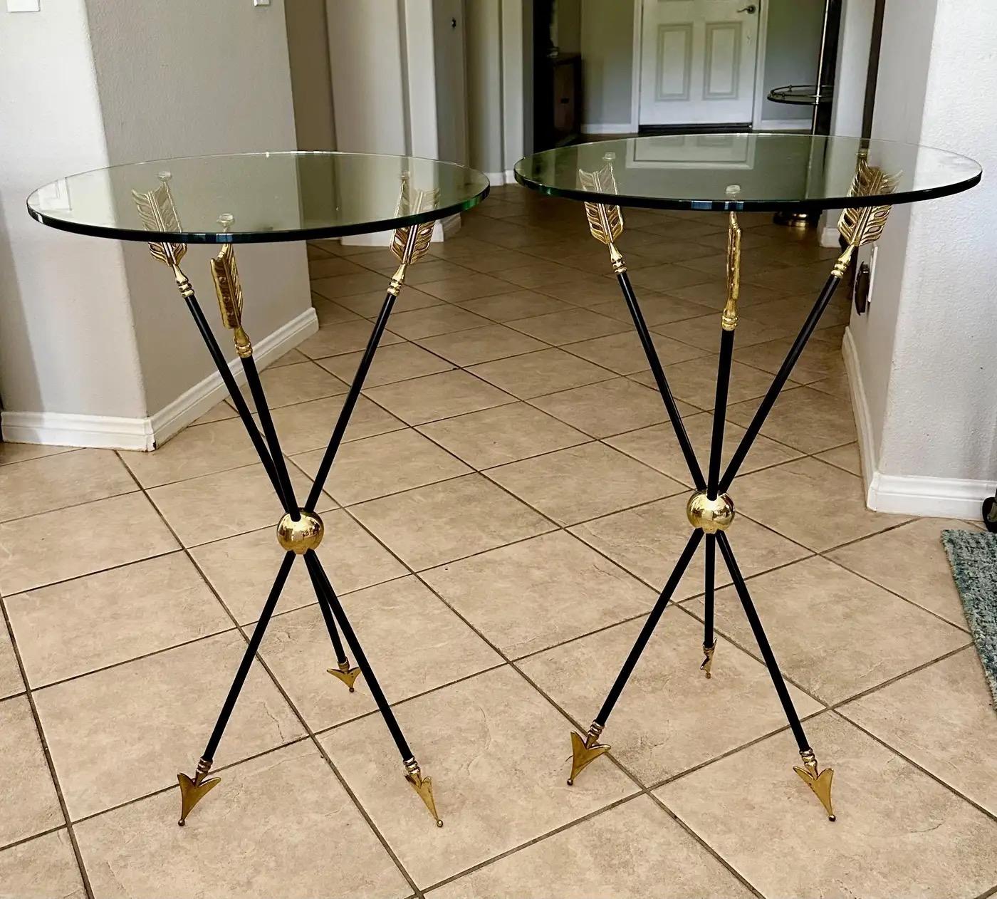 Paire de tables d'appoint de style Directoire en laiton massif à motif de flèche, avec nouveaux plateaux en verre rond de 3/8