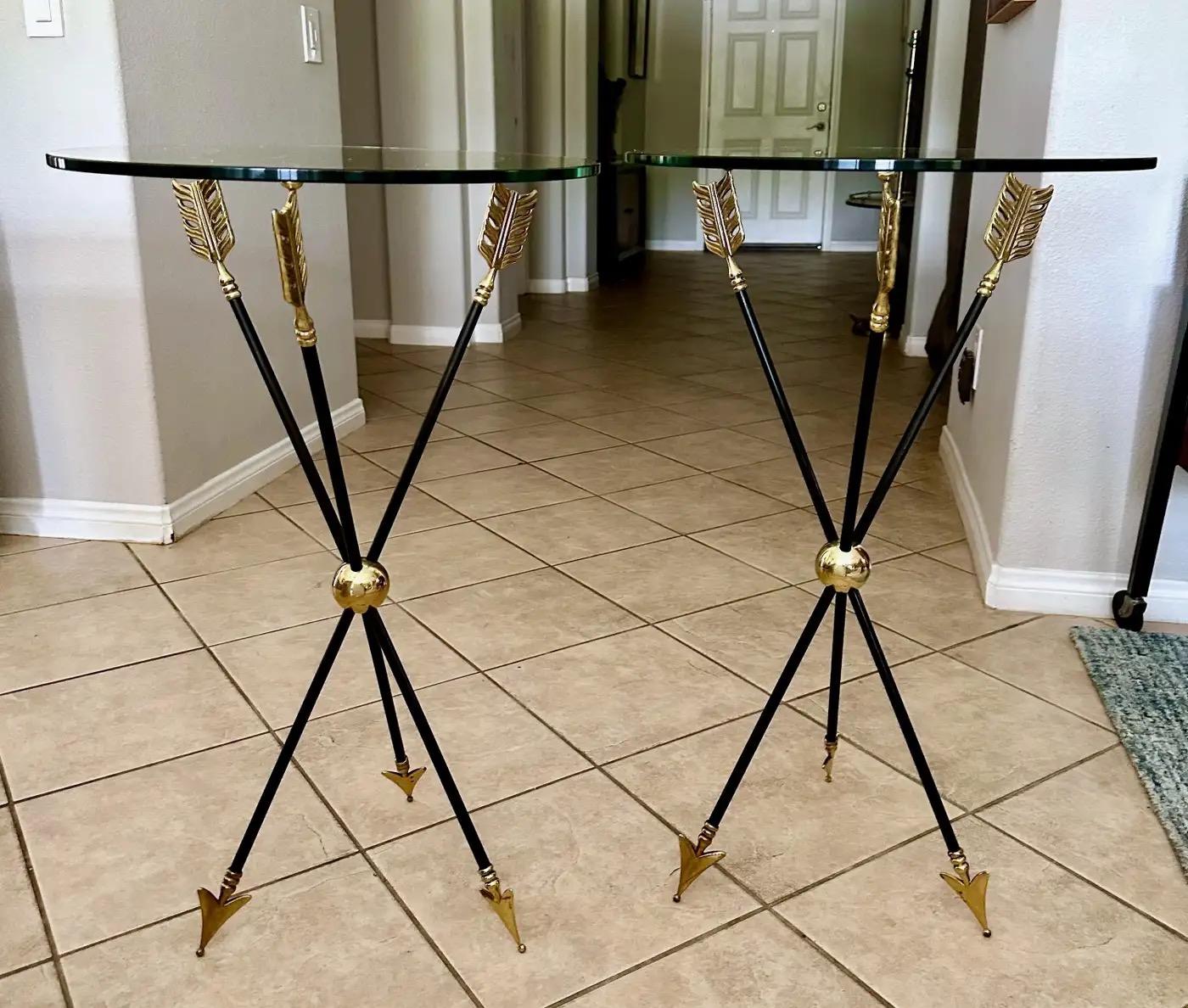 Paire de tables d'appoint Jansen Arrow Directoire françaises Bon état - En vente à Palm Springs, CA