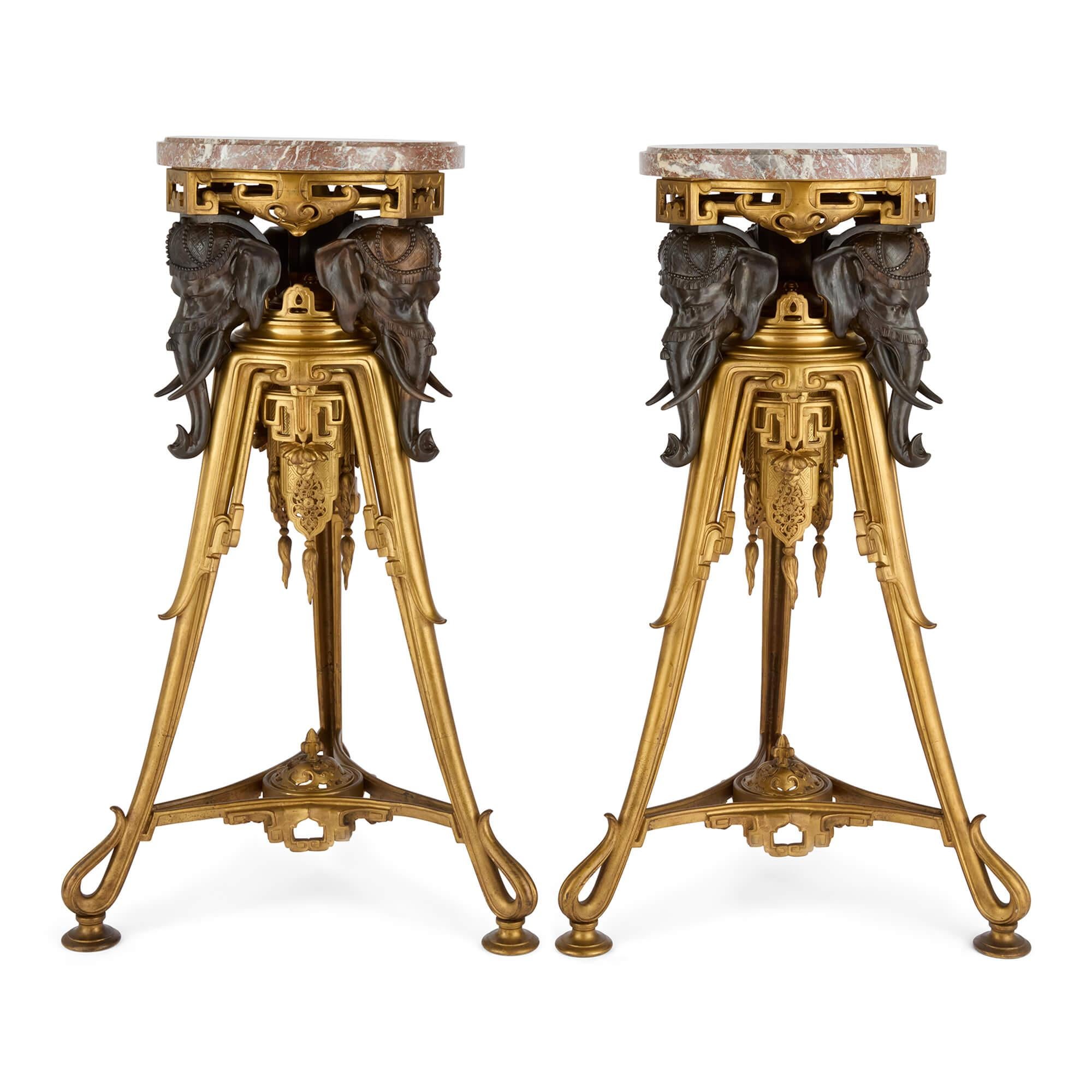 Pareja de pedestales franceses montados en mármol, ormolu y bronce, de Maison Marnyhac
Francés, finales del siglo XIX 
Altura 105 cm, anchura 64 cm, profundidad 58 cm

Este magnífico par de pedestales, de estilo japonista, muestra el excepcional