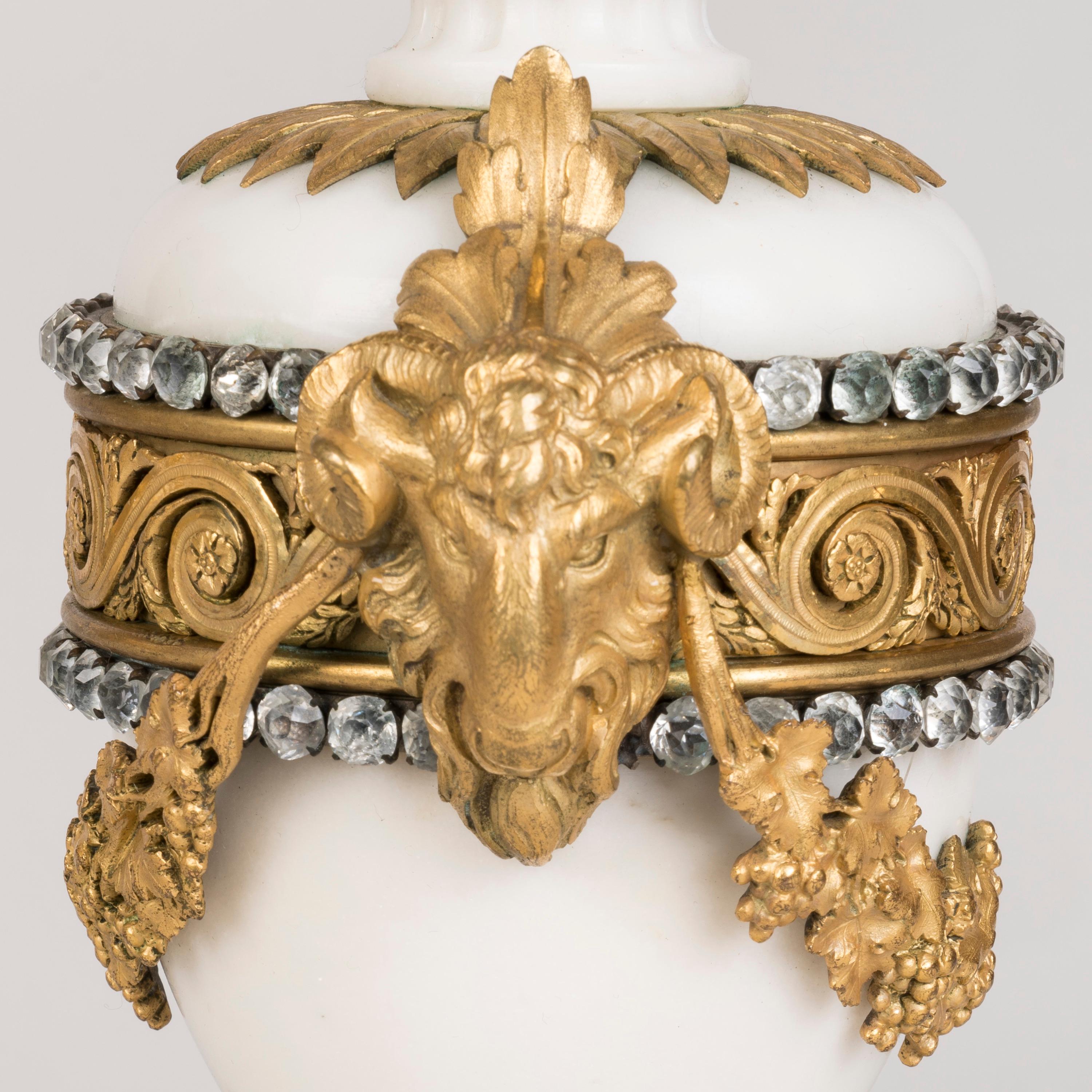 Louis XVI Paire de lampes de bureau françaises en marbre blanc et bronze doré ornées de bijoux en vente