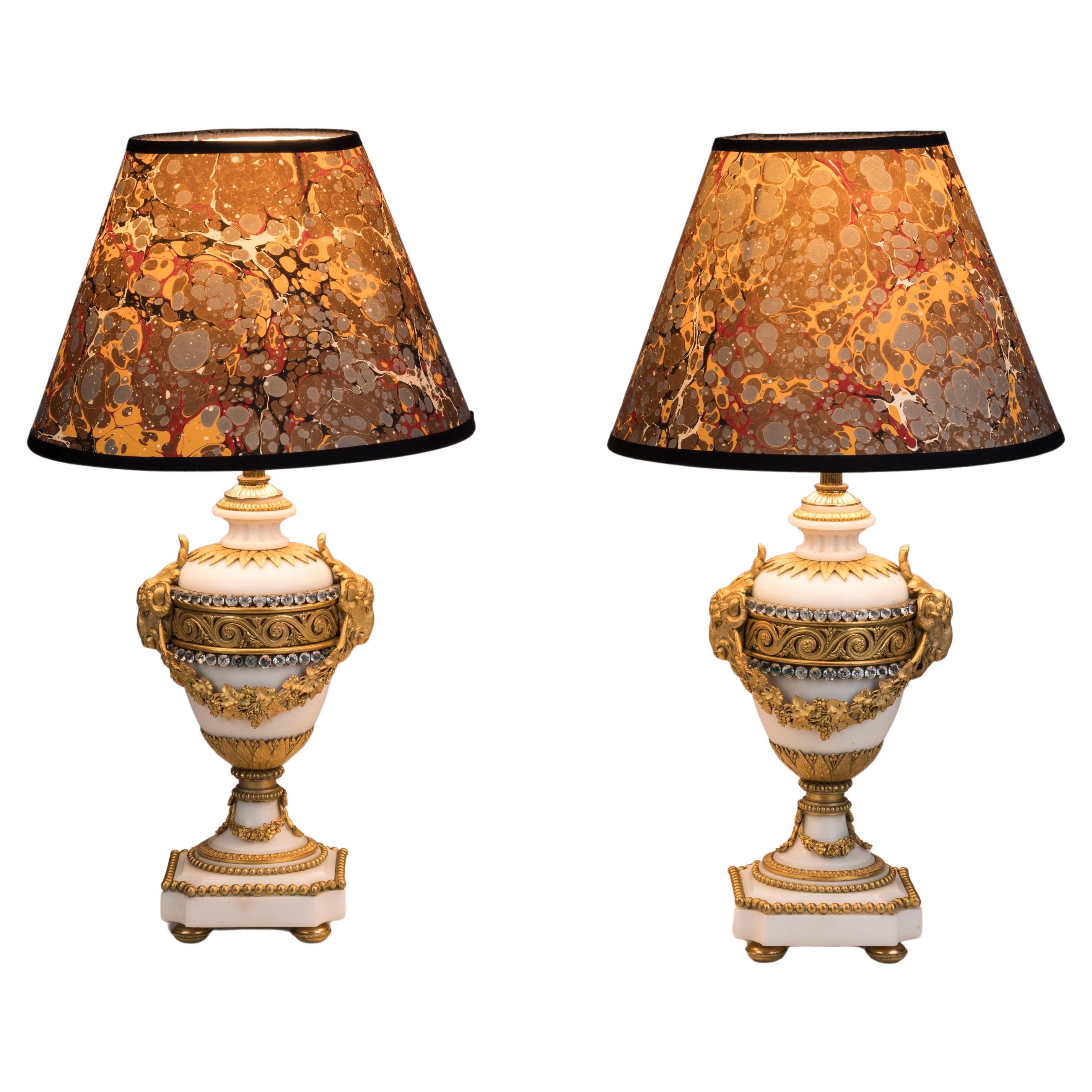 Paire de lampes de bureau françaises en marbre blanc et bronze doré ornées de bijoux