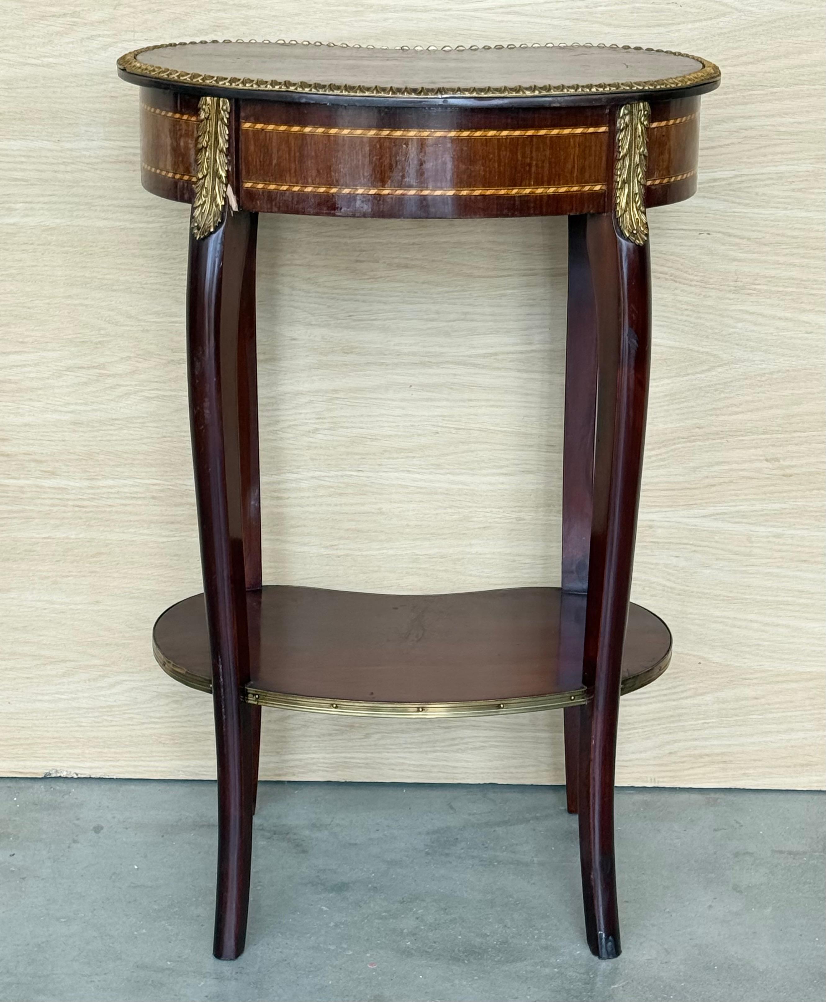 Pareja de mesillas de noche francesas con forma de riñón Mesillas de noche Luis XVI, hacia 1910 en venta 8