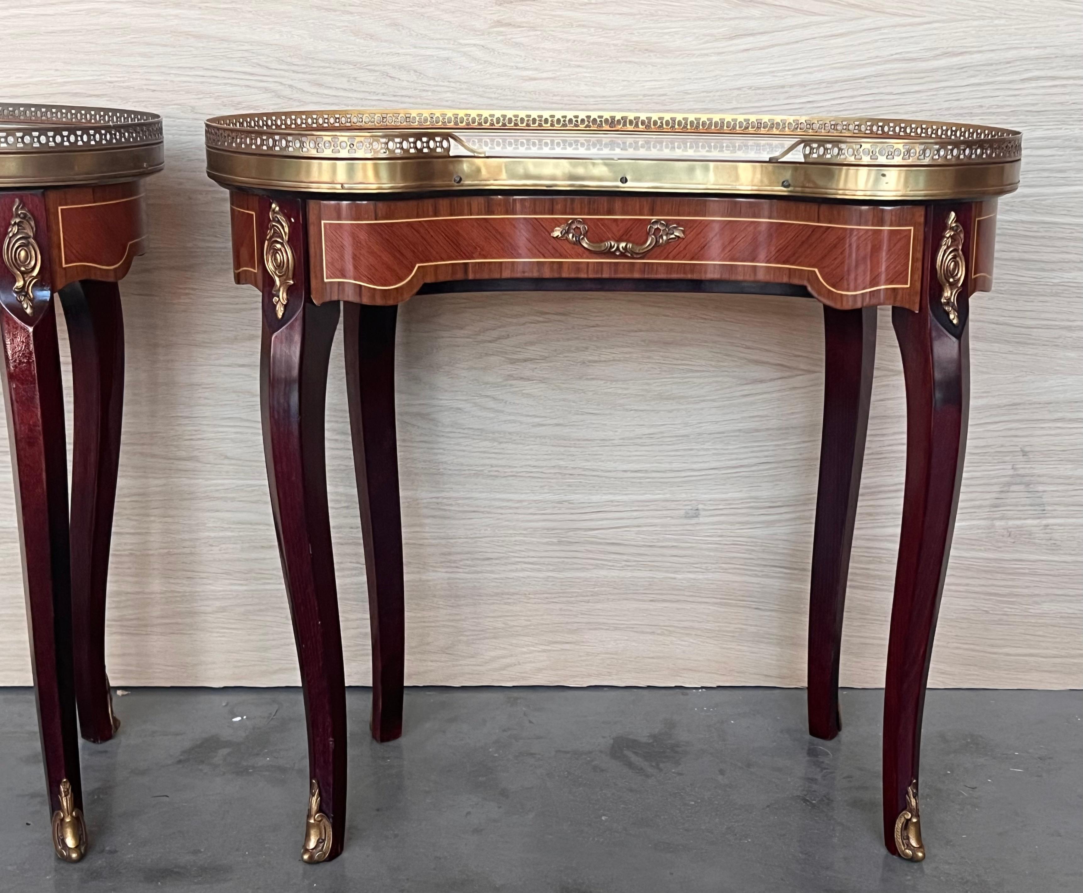 Pair of French Kidney Shape Nightstands Bedside Tables Louis XVI, circa 1910 In Good Condition For Sale In Miami, FL